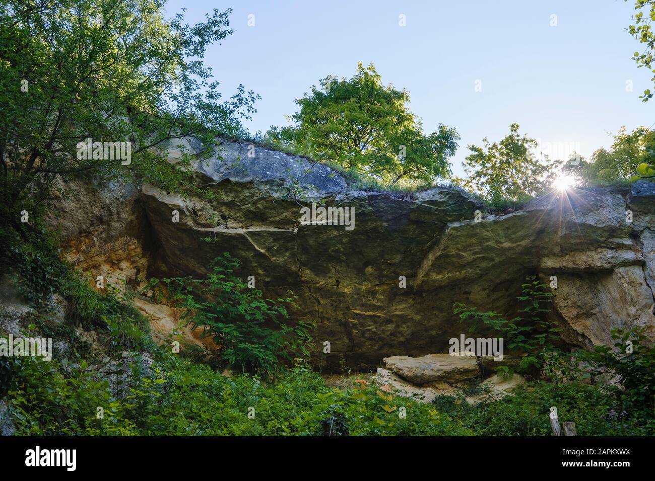 Schutzfelsen-H�hle im Naturschutzgebiet Max-Schultze-Steig, bei Regensburg, Oberpfalz, Bayern, Deutschland Stock Photo