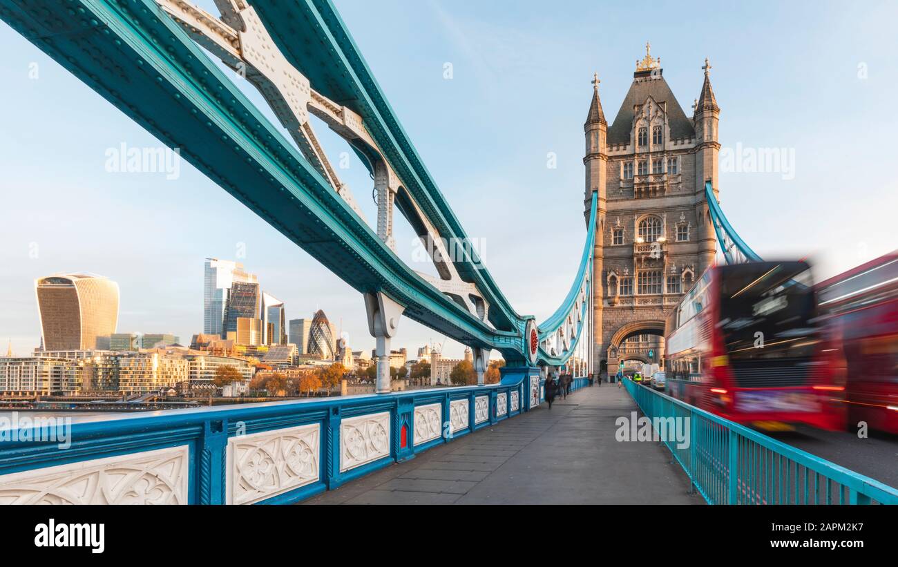 Blurred motion double decker bus driving across tower bridge dawn hi ...
