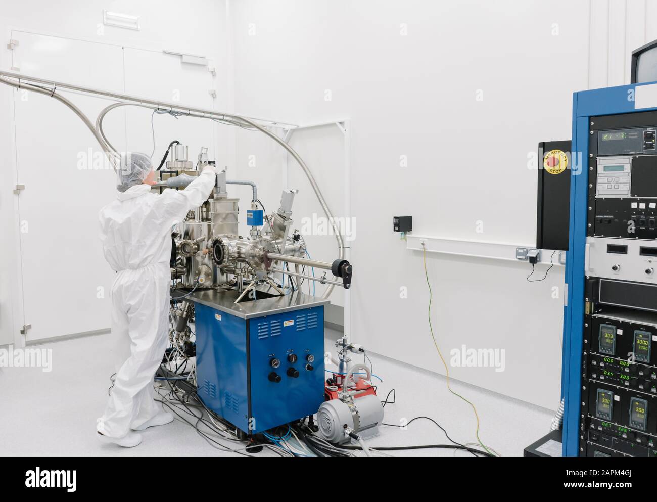 Laboratory technician working on a device in laboratory of science center Stock Photo Alamy