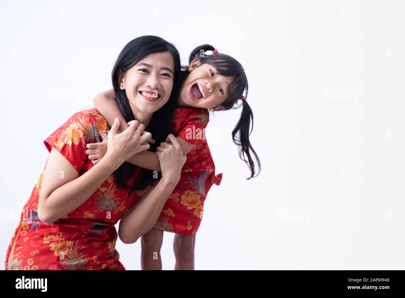 https://c8.alamy.com/comp/2APM948/asian-chinese-daughter-and-mother-smile-and-hug-together-show-happy-family-time-in-chinese-new-year-festival-cheongsam-costume-2APM948.jpg