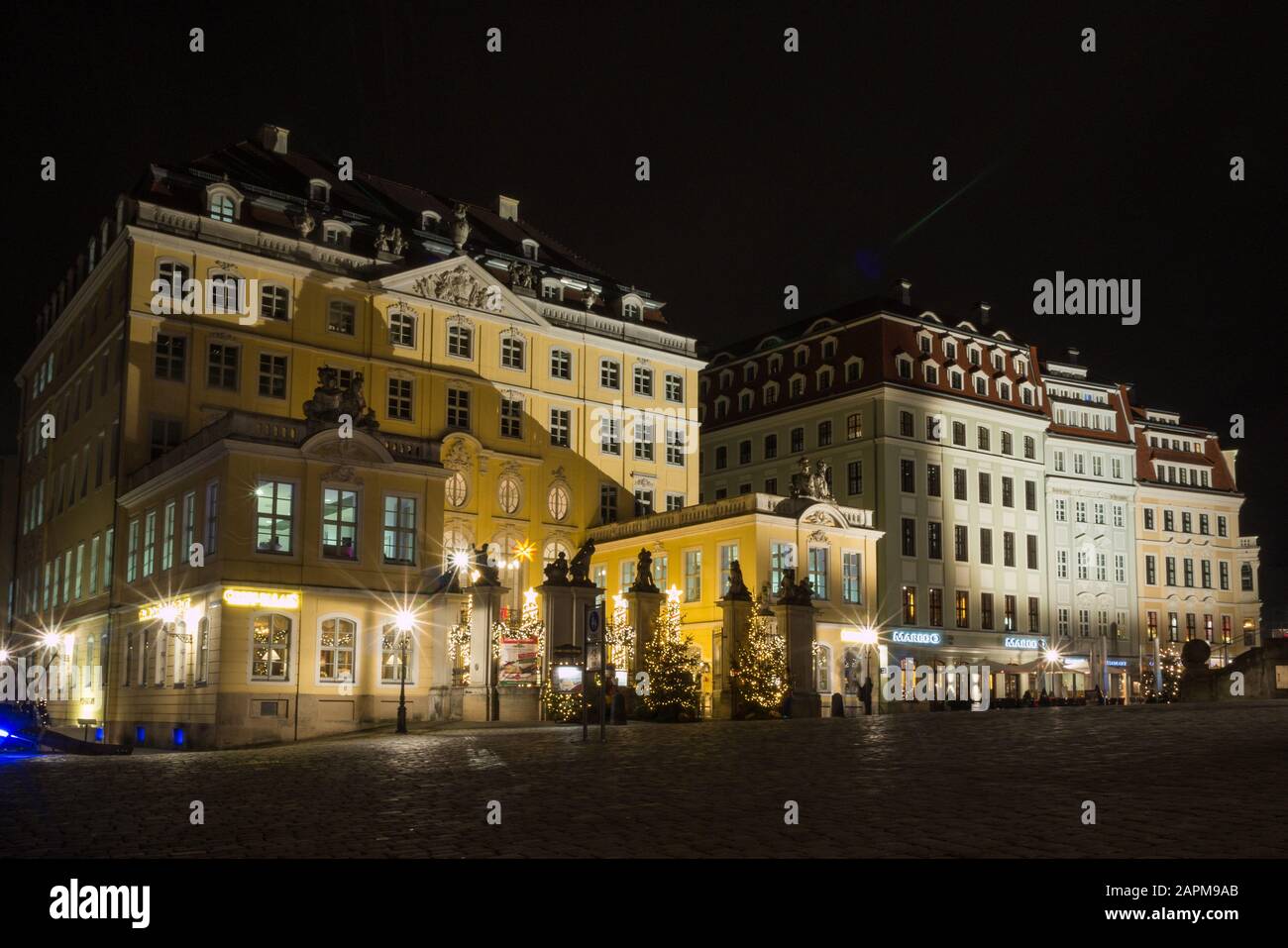 Coselpalais neben der Frauenkirche bei Nacht mit schöner Beleuchtung und angrenzende rekonstruierte Gebäude im barocken Stil am dresdner Neumarkt Stock Photo
