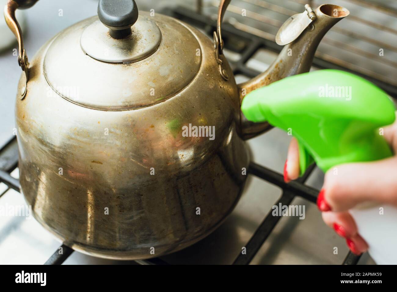 Descale and grease a metal kettle with a cleaning agent in the kitchen