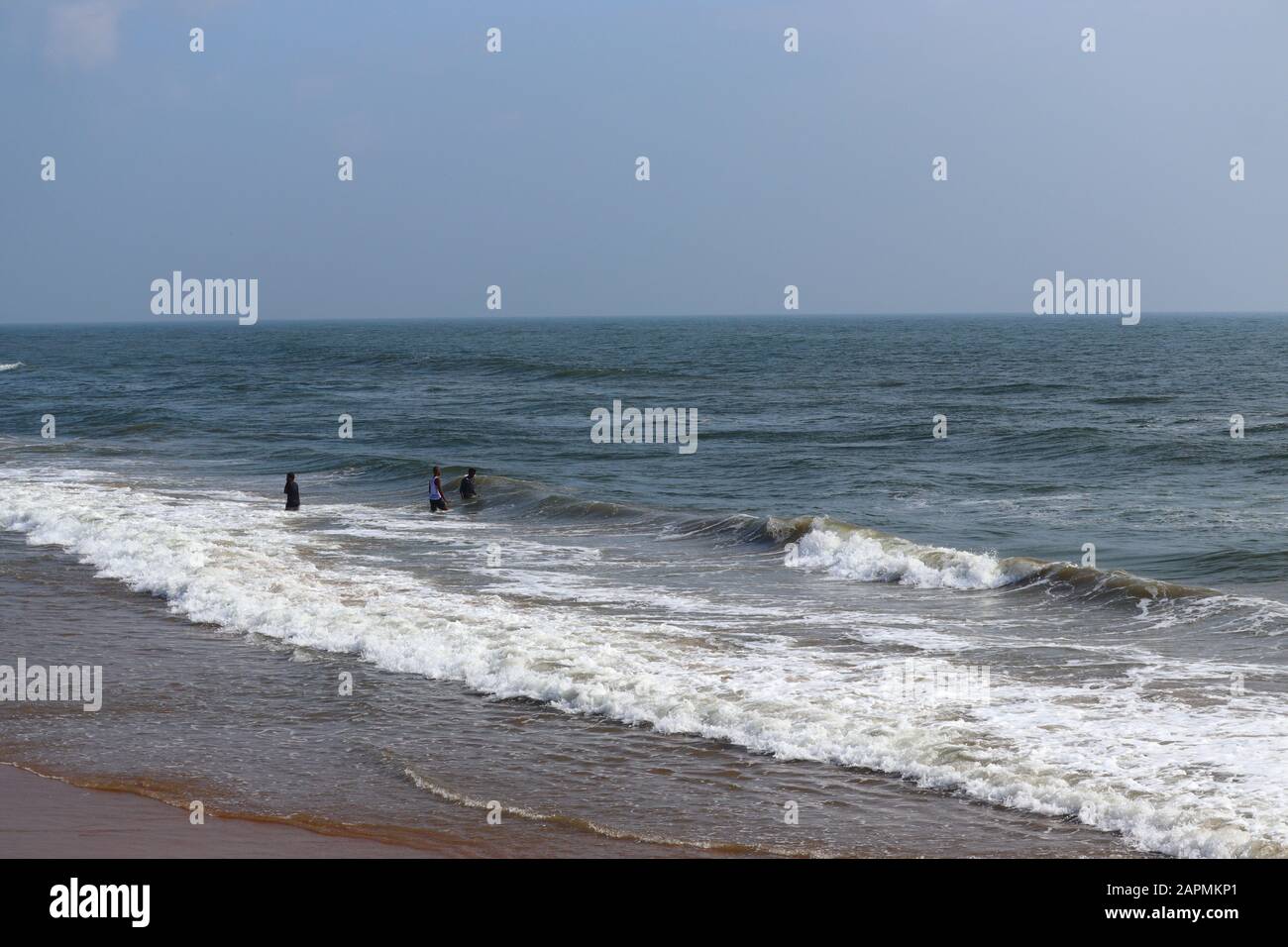 Group young people beach hi-res stock photography and images - Alamy