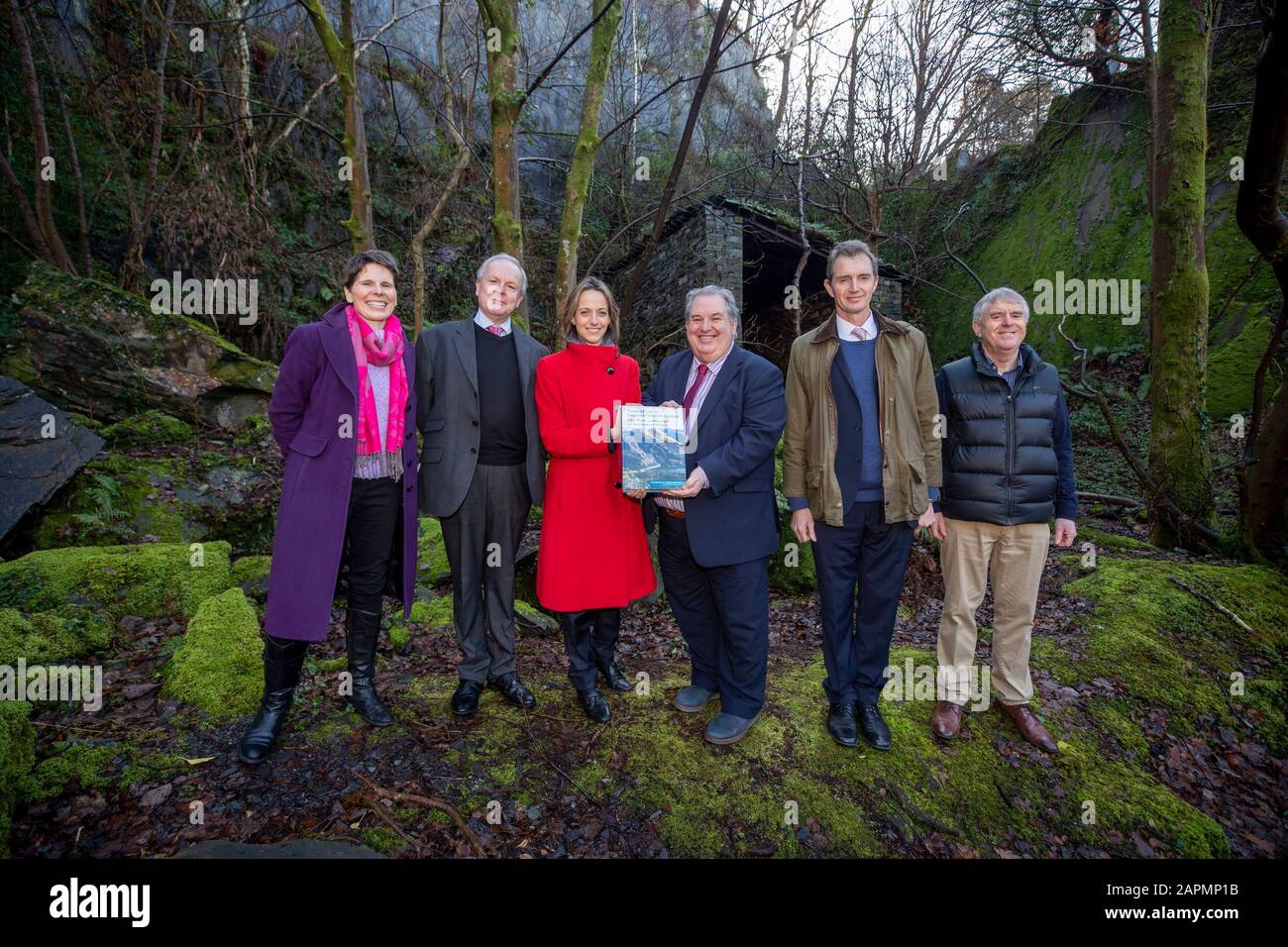(Left to right) Dr Katheryn Roberts, Dr David Gwyn (historian), Heritage Minister Helen Whatley, Cllr Gareth Thomas, UK Welsh Minister David Davies and Slate Museum worker David Roberts at the Welsh Slate Museum in Llanberis, to mark the news that the slate mining landscape of northwest Wales could be the UK’s next UNESCO World Heritage site. Stock Photo