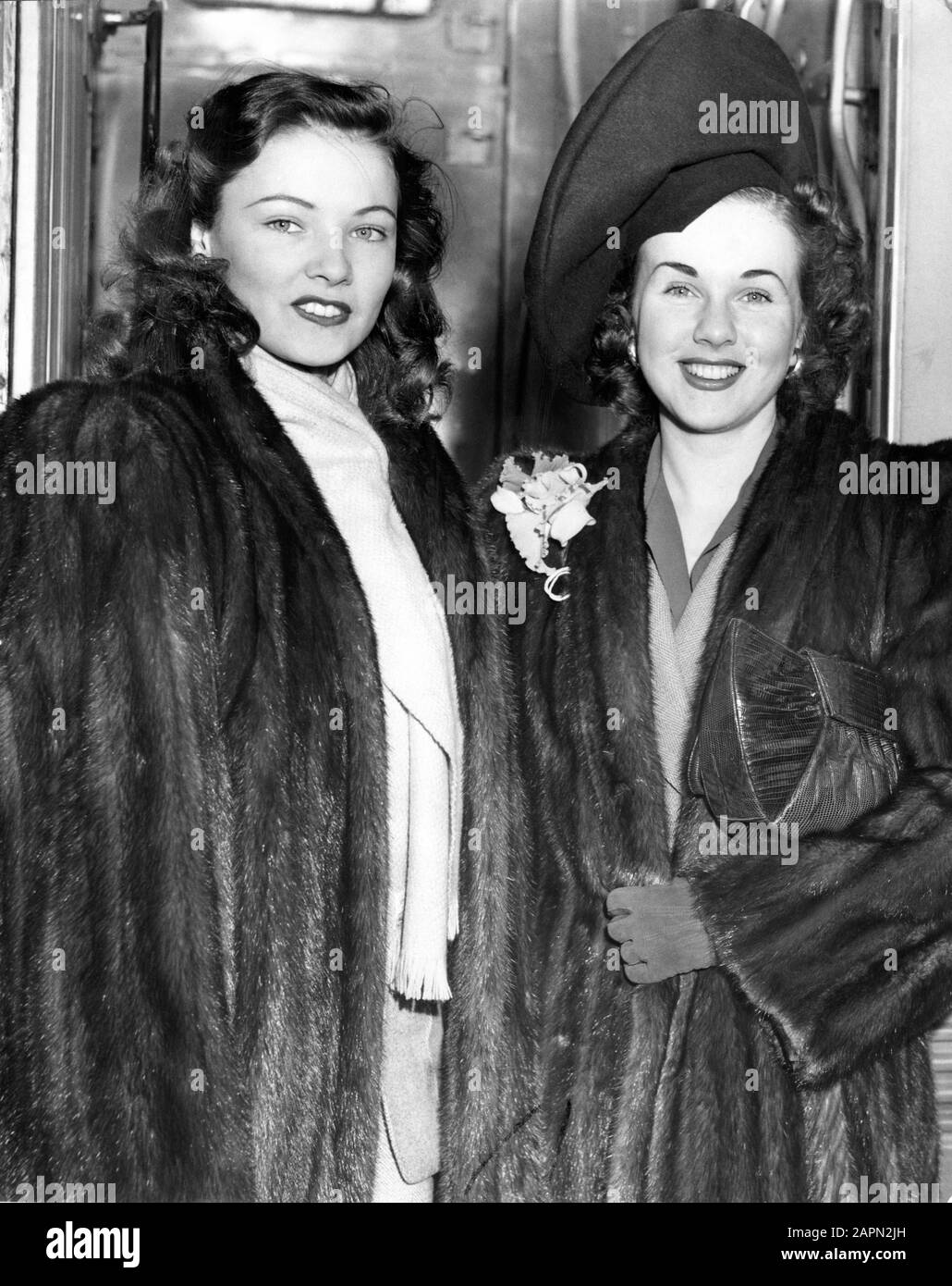 GENE TIERNEY and DEANNA DURBIN February 1942 at Dearborn Station in CHIGAGO after arrival on Sante Fe Super Chief Stock Photo
