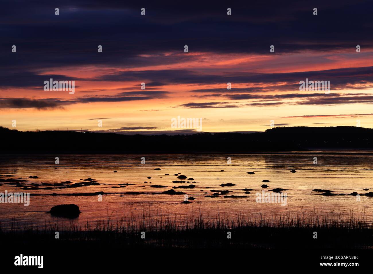 Dundee, UK. 24th Jan, 2020. Sunrise over Invergowrie Bay near Dundee. A dramatic start to mild day in Tayside. Credit: Stephen Finn/Alamy Live News Stock Photo