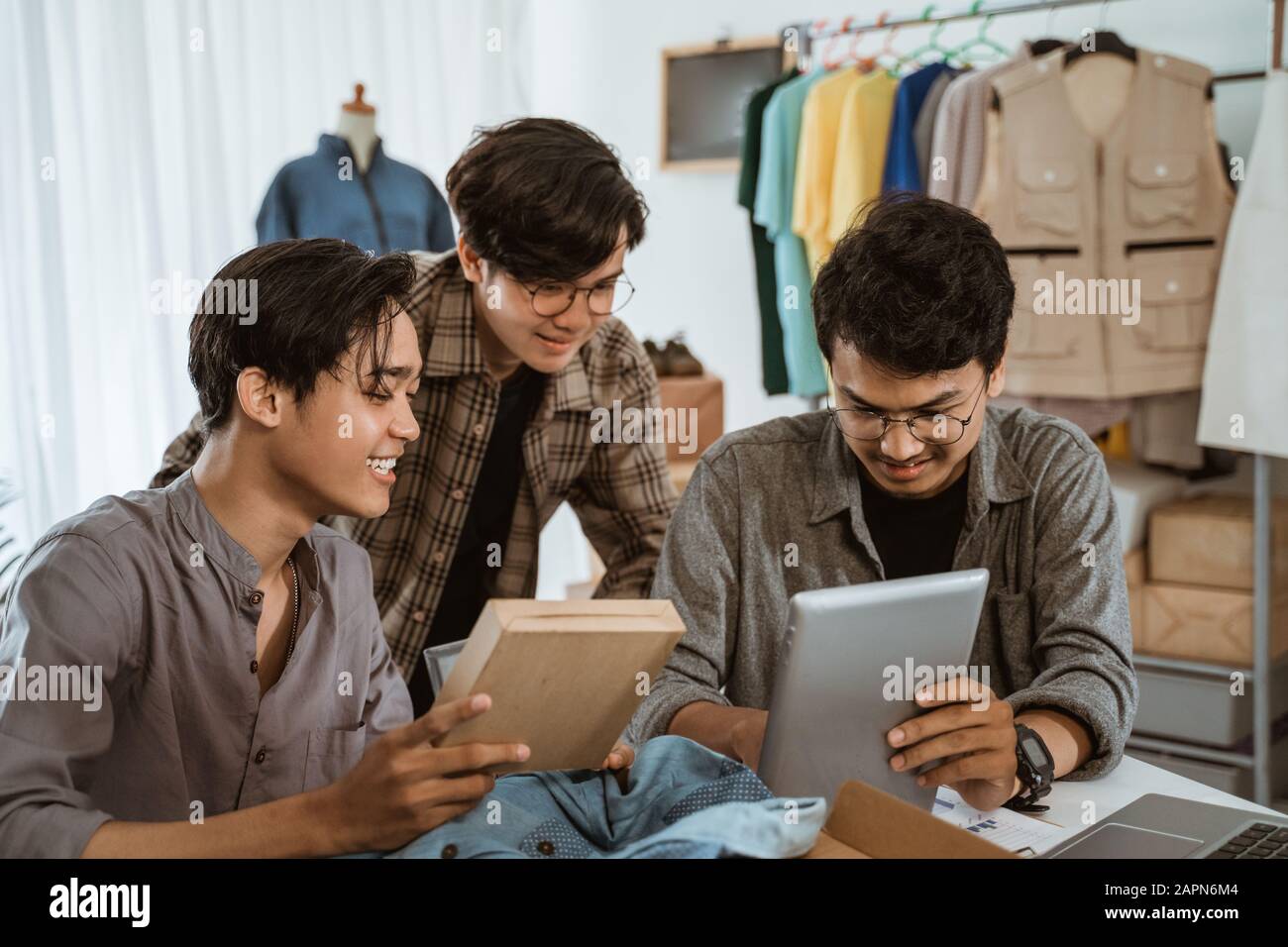 Business partner packing boxes hi-res stock photography and images - Alamy