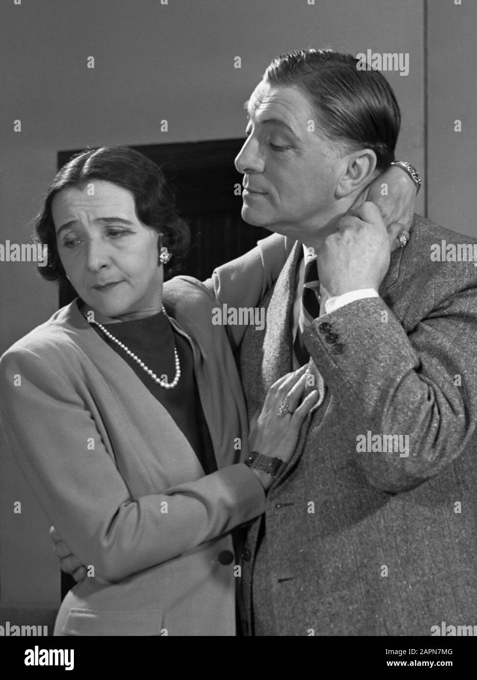 Scene uit Lastige mannen, Dio Huysmans (rechts) en Annie van de Lugt Melsert-van Ees 31 december 1949 Stock Photo