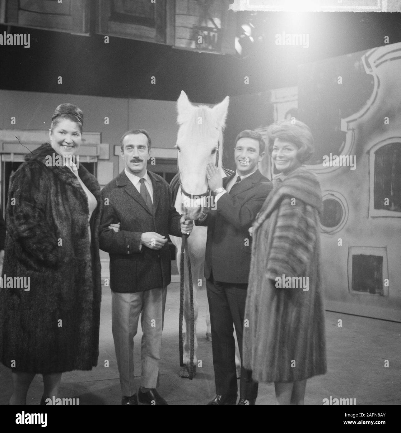 TV show Well you again, from l.n.r. Rita Corita, Bueno de Mesquita, Rocco Granata and Lys Assia Date: December 4, 1964 Keywords: TV shows Personal name: Assia, Lys, Bueno de Mesquita, Corita, Rita, Granata, Rocco Stock Photo