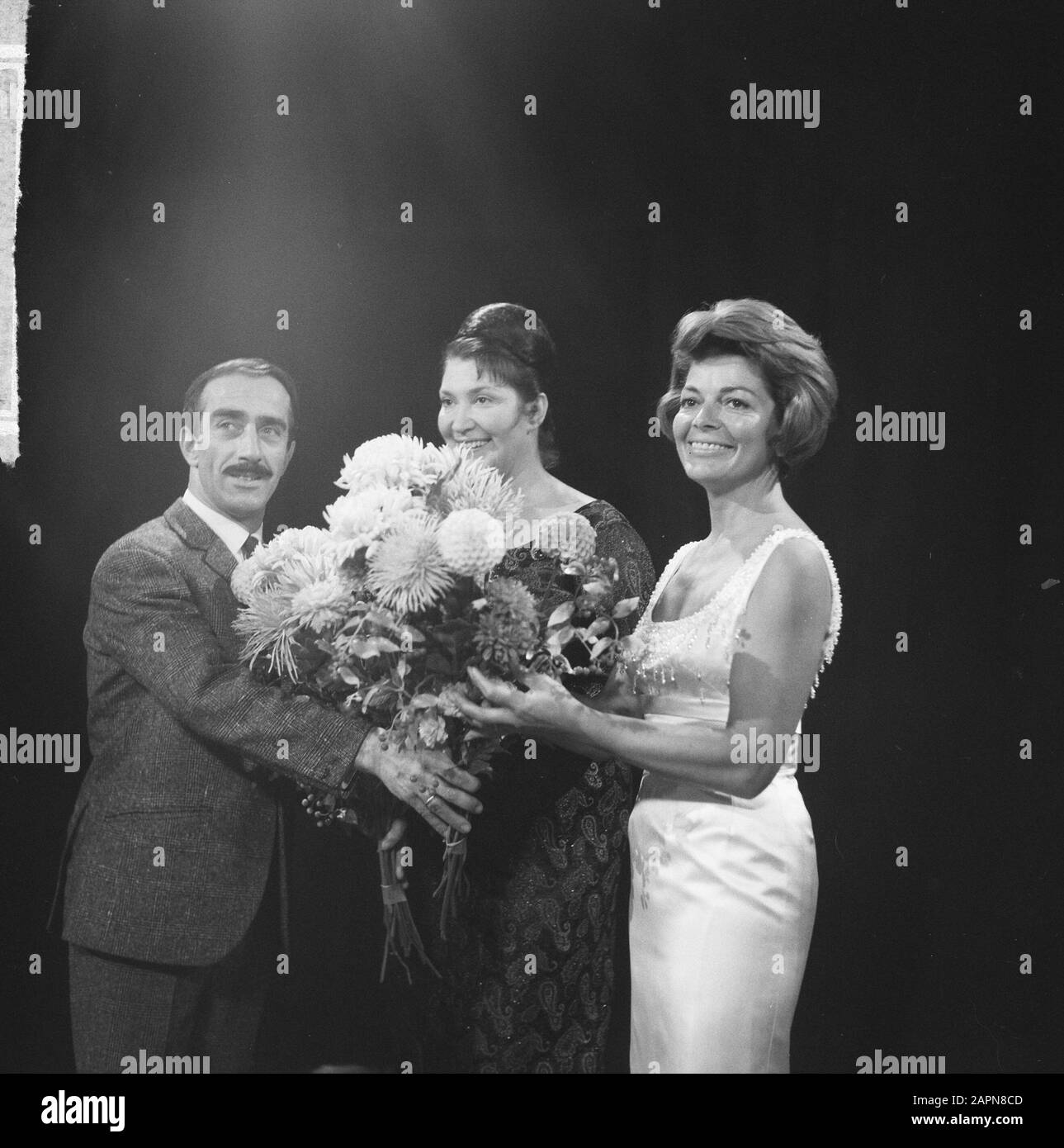 TV-show Well you again, from l.n.r. Rita Corita, Bueno de Mesquita, Lys Assia Date: December 4, 1964 Keywords: TV Shows Personal name: Assia, Lys, Bueno de Mesquita, Corita, Rita Stock Photo