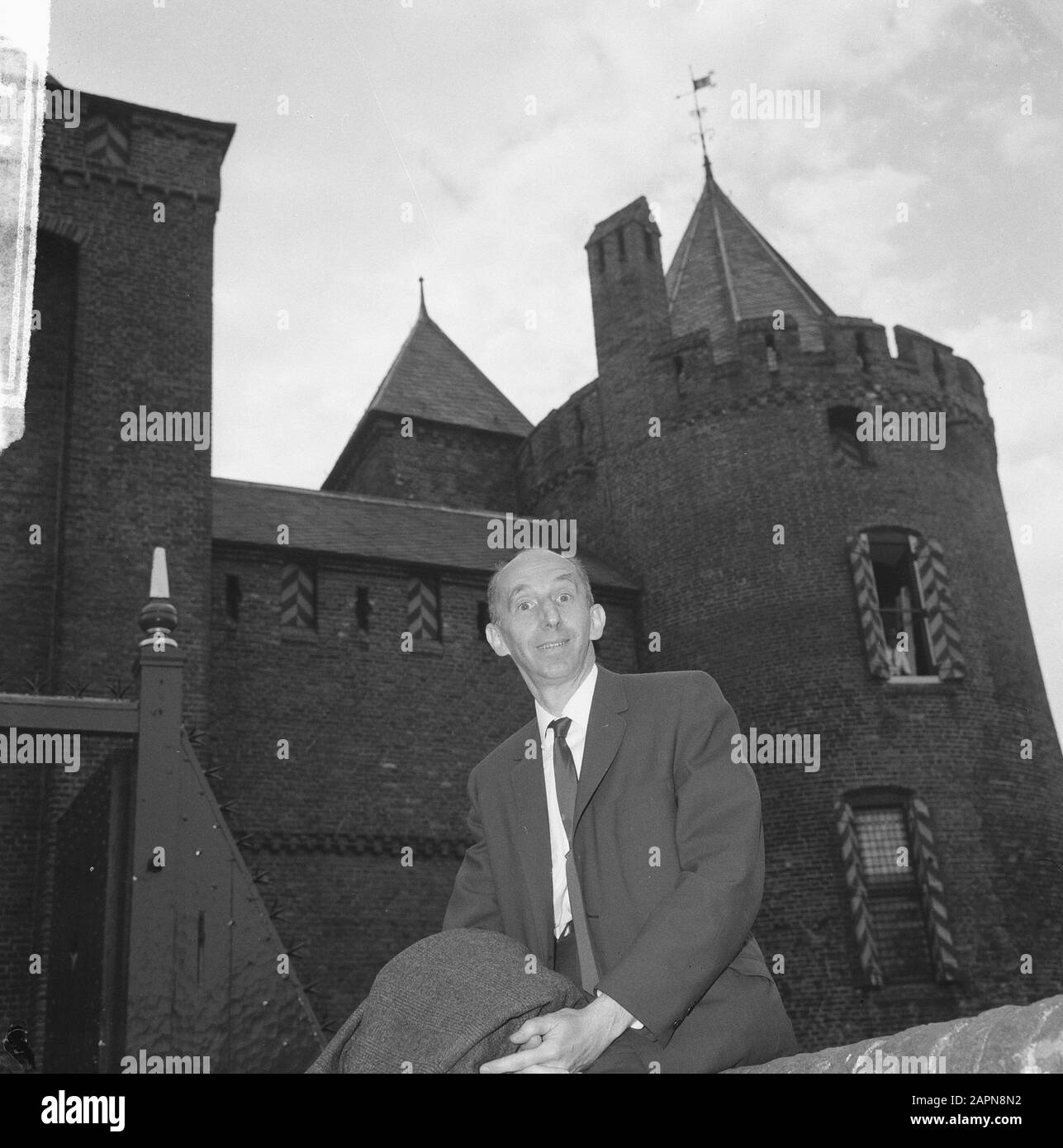 Leo Vroman received state award for literature in the Muiderslot Date: May 24, 1965 Keywords: prize winners Person name: Literature, Vroman, Leo Institution name: Muiderslot Stock Photo