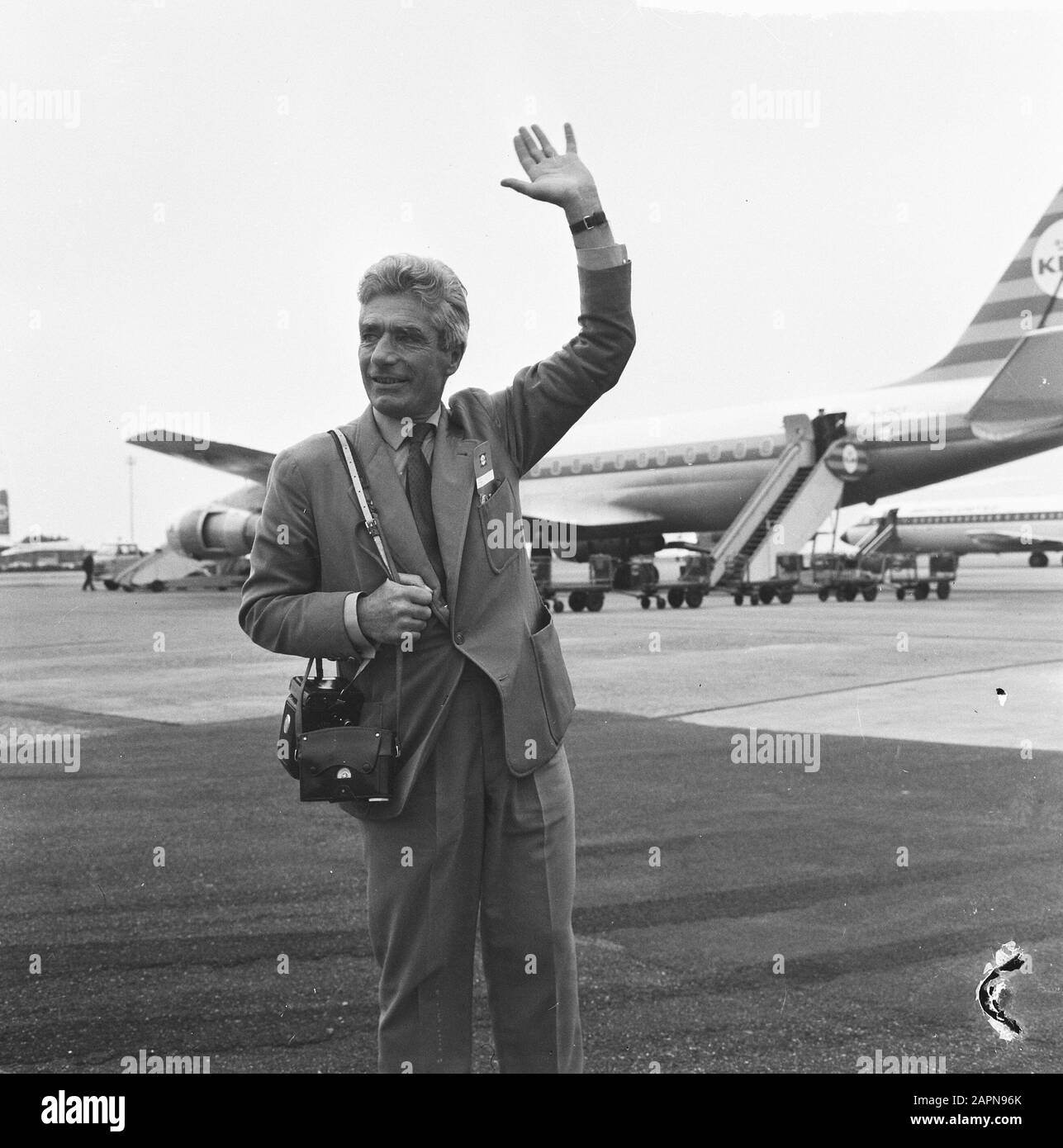 Jan Boon (filmmaker and mountaineer) from Schiphol departed to America, Jan Boon Date: June 4, 1965 Location: Noord-Holland, Schiphol Keywords: BERGBECLIMERS Personal name: BOON JAN Stock Photo