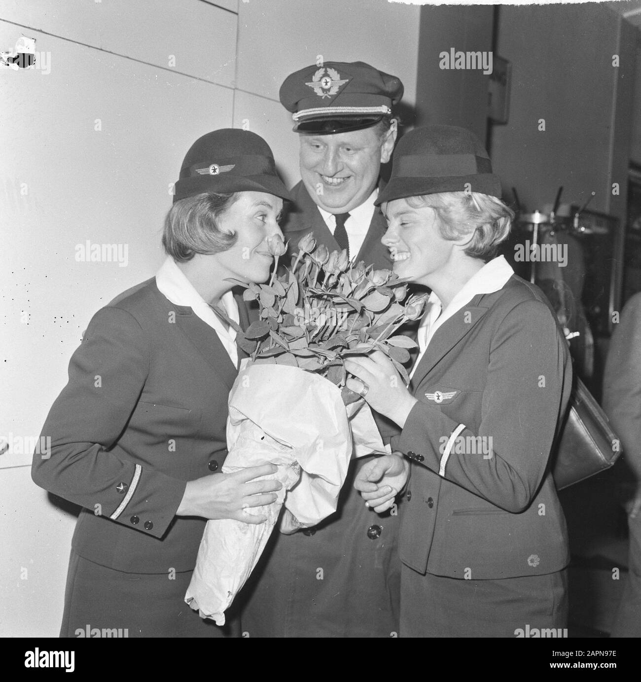 Swedish Aircraft Makes Emergency Landing At Schiphol Airport The Two Flight Attendants And The Second Pilot Got Flowers In The Waiting Room Date June 7 1965 Location Noord Holland Schiphol Keywords Flows Stewardessen