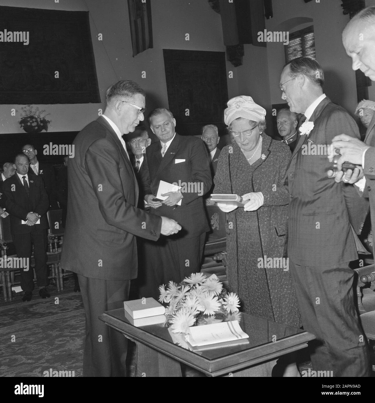 Freedom slustrum ex-political prisoners in The Hague  Queen Juliana receives a book and prince Bernhard a special badge Date: 23 June 1965 Location: The Hague, Zuid-Holland Keywords: books, queens, tokens, princes Personal name: Bernhard (prince Netherlands), Bernhard, prince, Juliana (queen Netherlands) Stock Photo