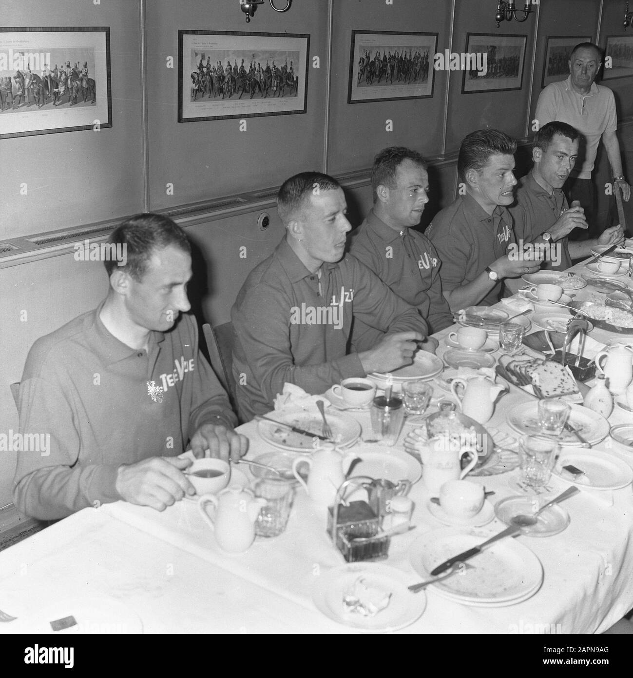 Tour de France, first stage Cologne Liège, the cyclist of Televizier at the meal Date: 22 June 1965 Keywords: stages, meals, cyclists Institution name: Televizier Stock Photo