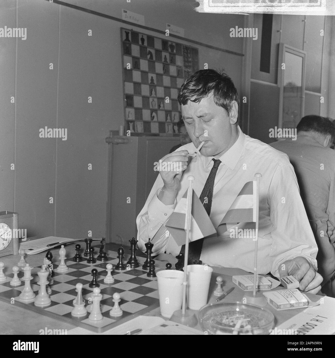 IBM Chess Tournament, Donner (lights up cigarette) Date: July 20, 1965  Keywords: chess, Tournaments Institution name: IBM Stock Photo - Alamy