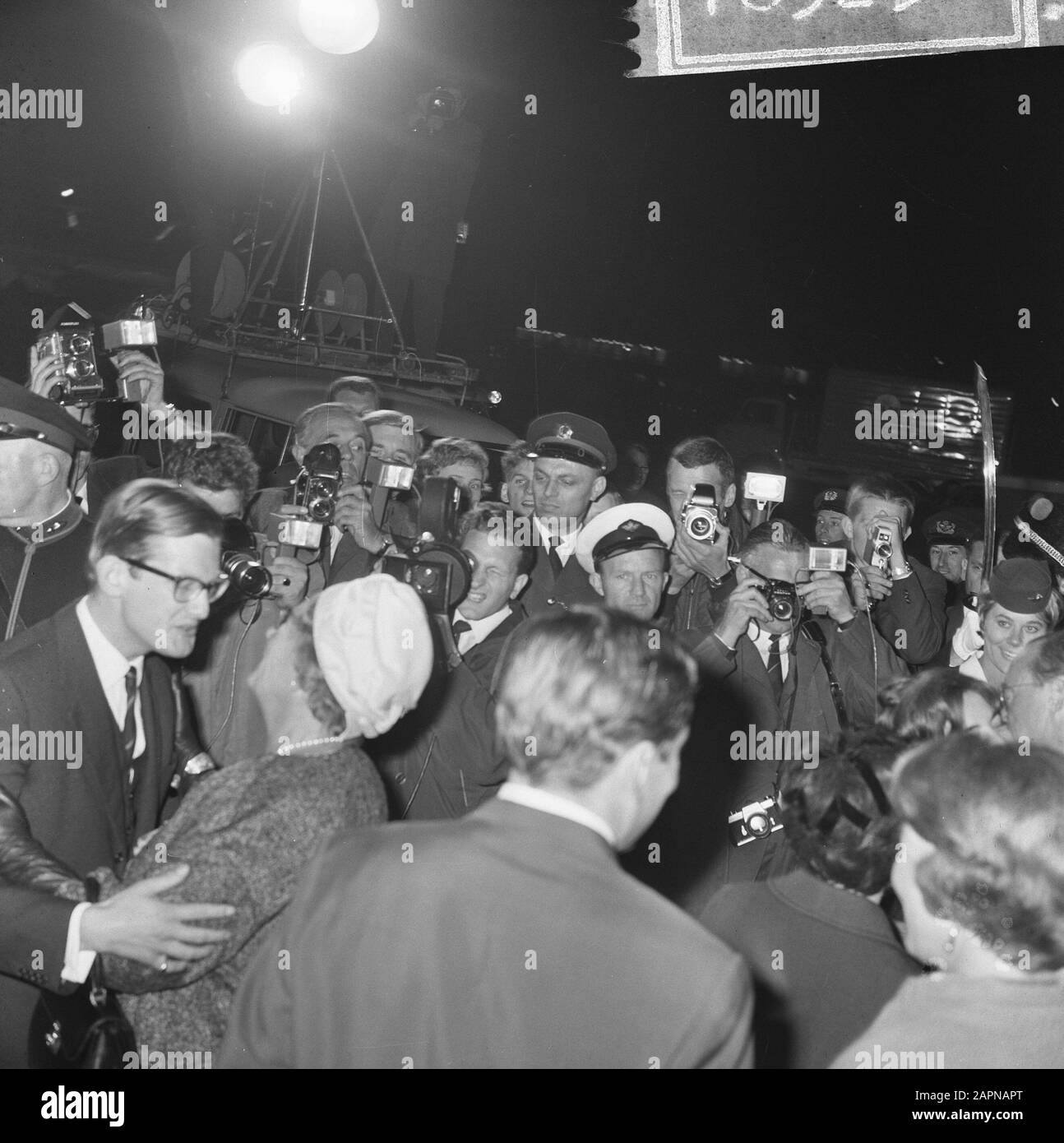 Queen Juliana and prince Bernhard during their arrival at Schiphol Airport after a royal visit to Suriname  Queen Juliana greets Pieter van Vollenhoven (left) Date: 16 October 1965 Location: Noord-Holland, Schiphol Keywords: arrival and departure, greetings, queens, press photographers Personal name: Juliana (queen Netherlands), Vollenhoven, Pieter van Stock Photo