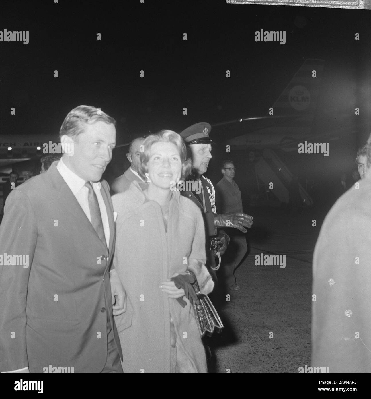 Queen Juliana and Prince Bernhard during their arrival at Schiphol Airport after a royal visit to Suriname  Princess Beatrix and her fiancée Claus von Amsberg Date: 16 October 1965 Location: Noord-Holland, Schiphol Keywords: arrival and departure, princesses Personal name: Beatrix, princess, Claus, prince Stock Photo