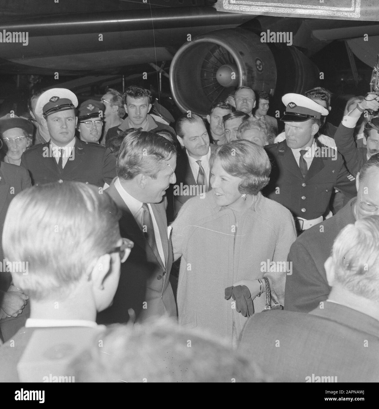 Queen Juliana and Prince Bernhard during their arrival at Schiphol Airport after a royal visit to Suriname  Princess Beatrix and her fiancée Claus von Amsberg Date: 16 October 1965 Location: Noord-Holland, Schiphol Keywords: arrival and departure, princesses Personal name: Beatrix, princess, Claus, prince Stock Photo