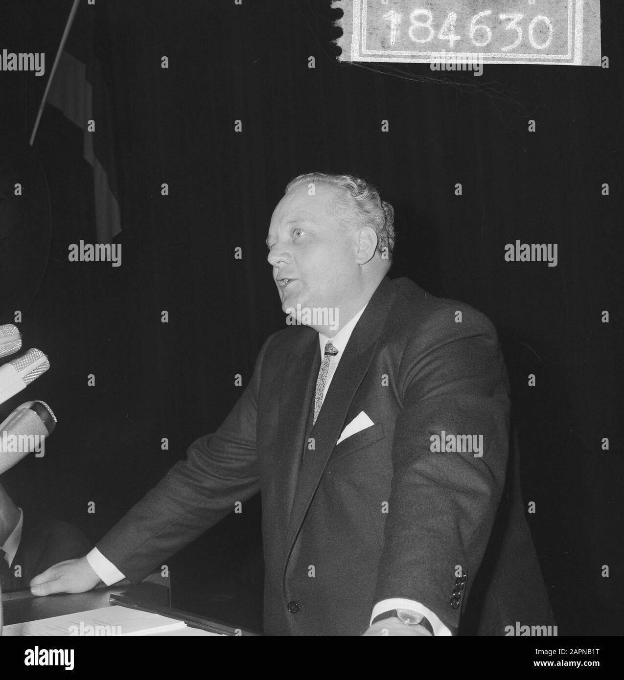 Extraordinary general meeting of Dutch-German Chamber of Commerce on the occasion of the sixtieth anniversary German Minister of Economy and Technology Kurt Schmücker during a speech Date: 18 November 1965 Keywords: international relations, anniversaries, speeches, meetings Personal name: Schmückler, Kurt Institution name: Chamber of Commerce Stock Photo