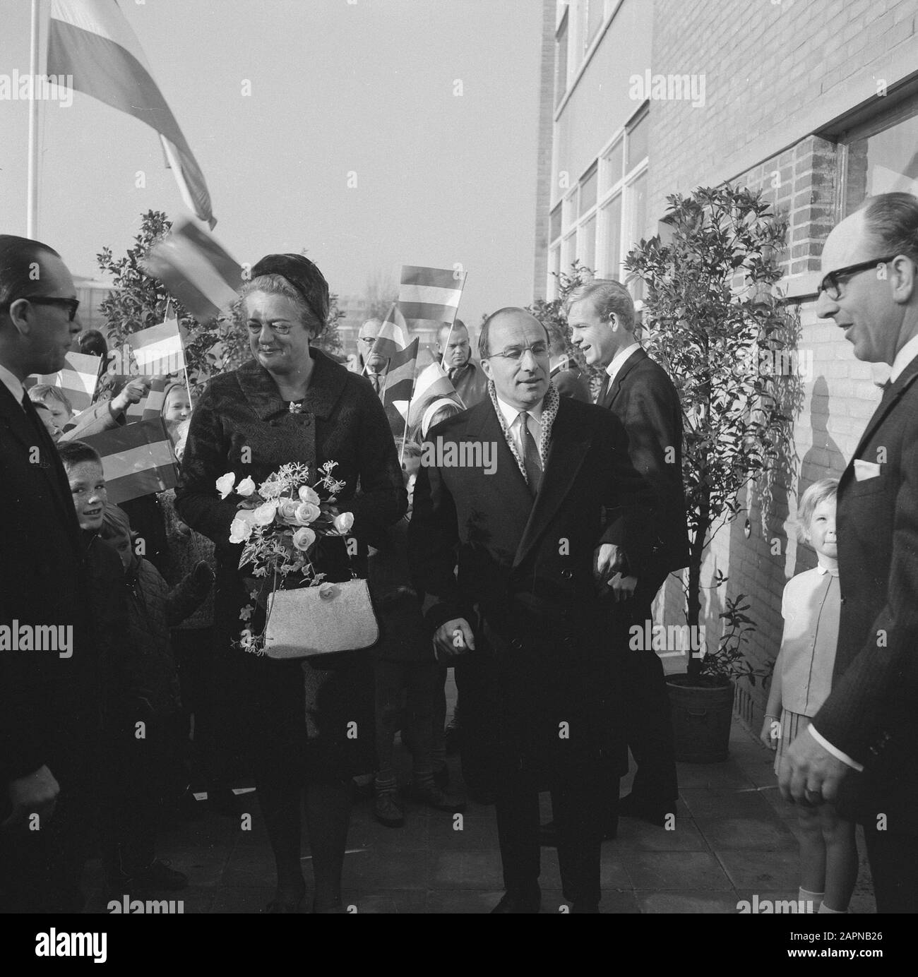 Minister-President Cals during the opening of the Mr. Calsschool in Rotterdam  Prime Minister Cals together with his wife Date: 27 October 1965 Location: Rotterdam, Zuid-Holland Keywords: flowers, ministers-presidents, openings, schools, women Personal name: Cals, Jo, Cals, Truus Stock Photo