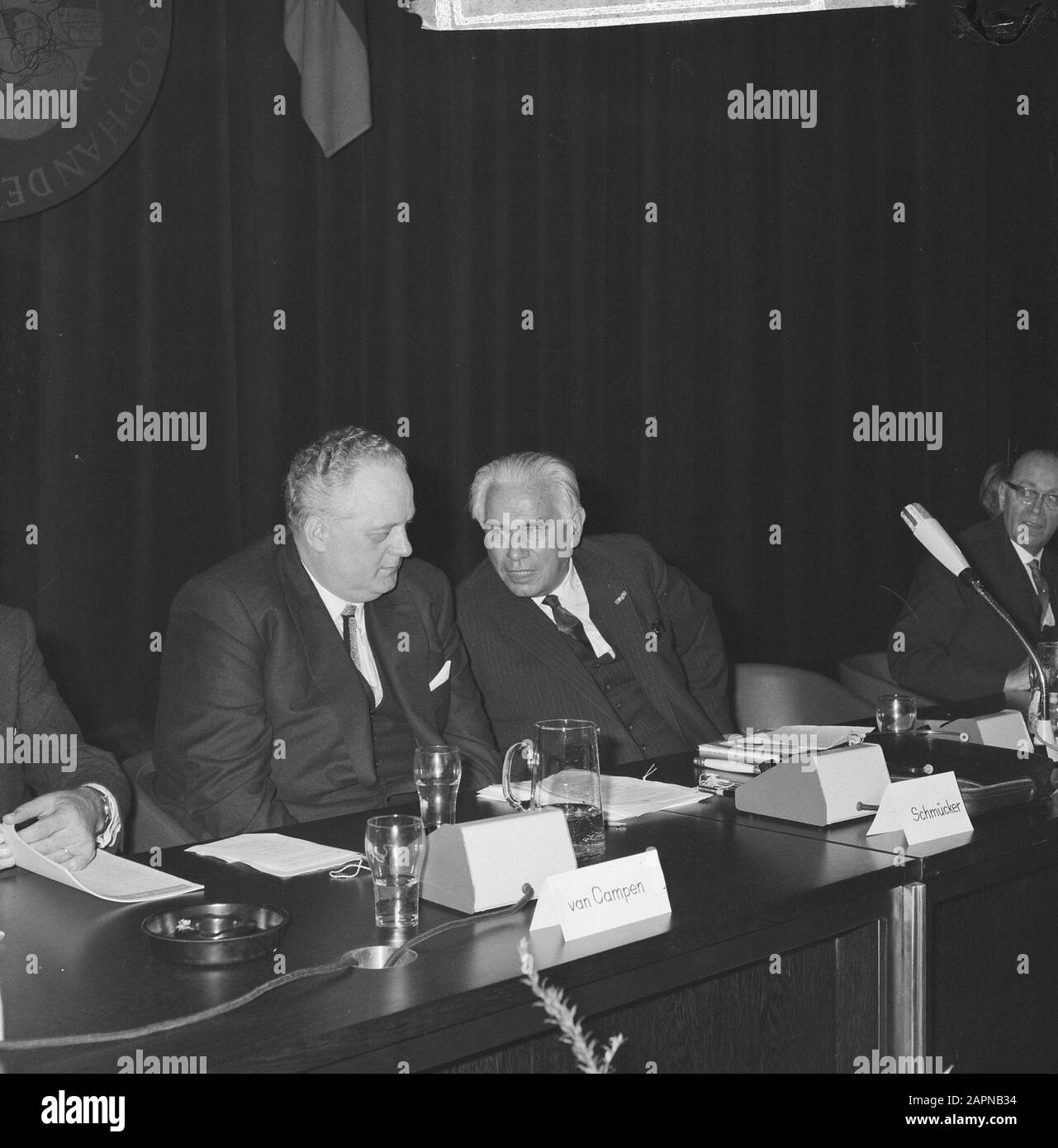 Extraordinary general meeting of the Dutch-German Chamber of Commerce on the occasion of the sixtieth anniversary Minister K. Schmücker (l.) and Prof. dr. ir. Gelissen during an interview Date: 18 November 1965 Keywords: international relations, anniversaries, meetings Personal name: Gelissen, Henri Caspar Joseph Hubert, Schmückler, Kurt Institutional name: Chamber of Commerce Stock Photo