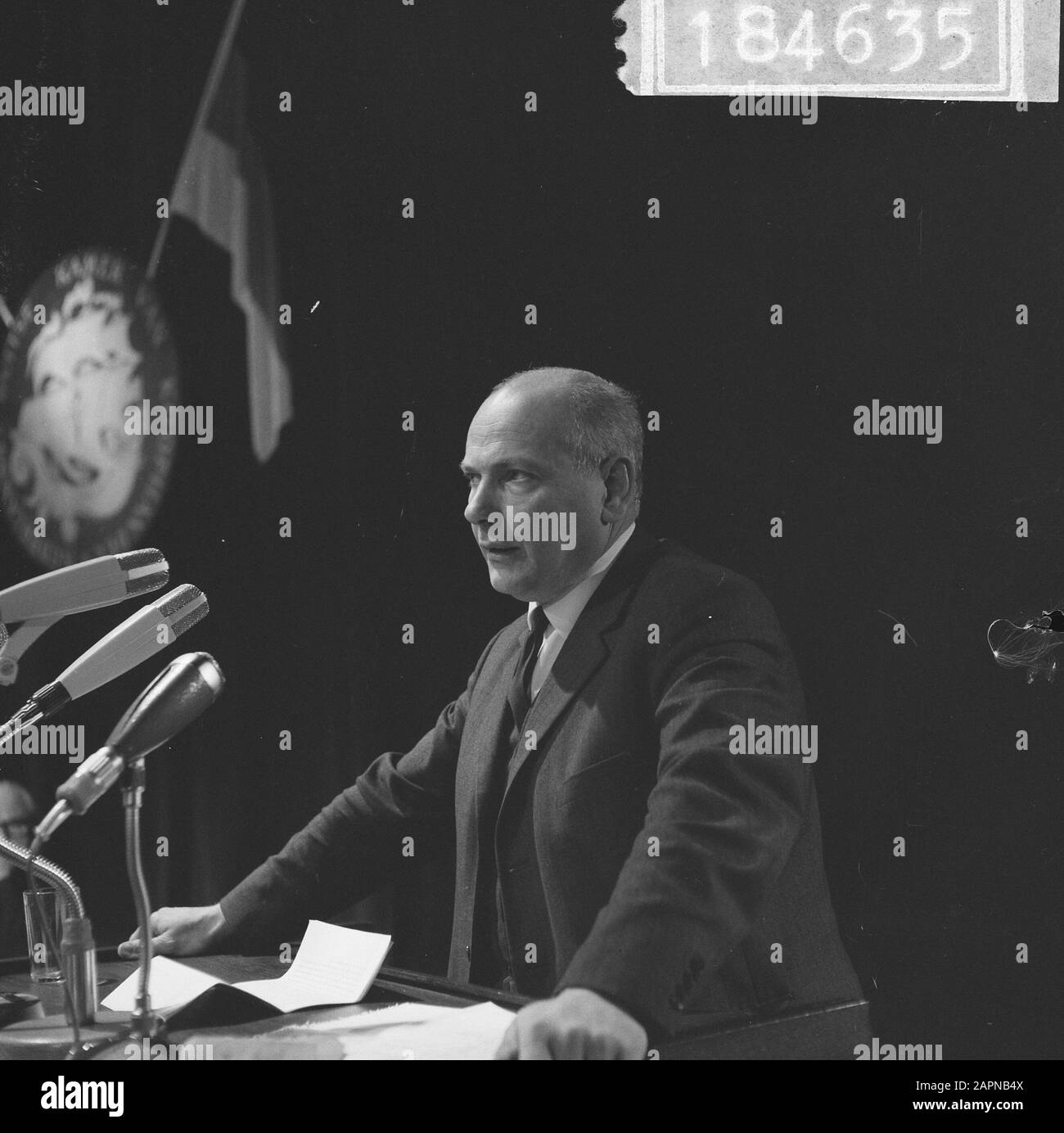 Extraordinary general meeting of Dutch-German Chamber of Commerce on the occasion of the sixtieth anniversary Minister Den Uyl during a speech Date: 18 November 1965 Keywords: international relations, anniversaries, meetings Personal name: Uyl, Joop den Institution name: Chamber of Commerce Stock Photo