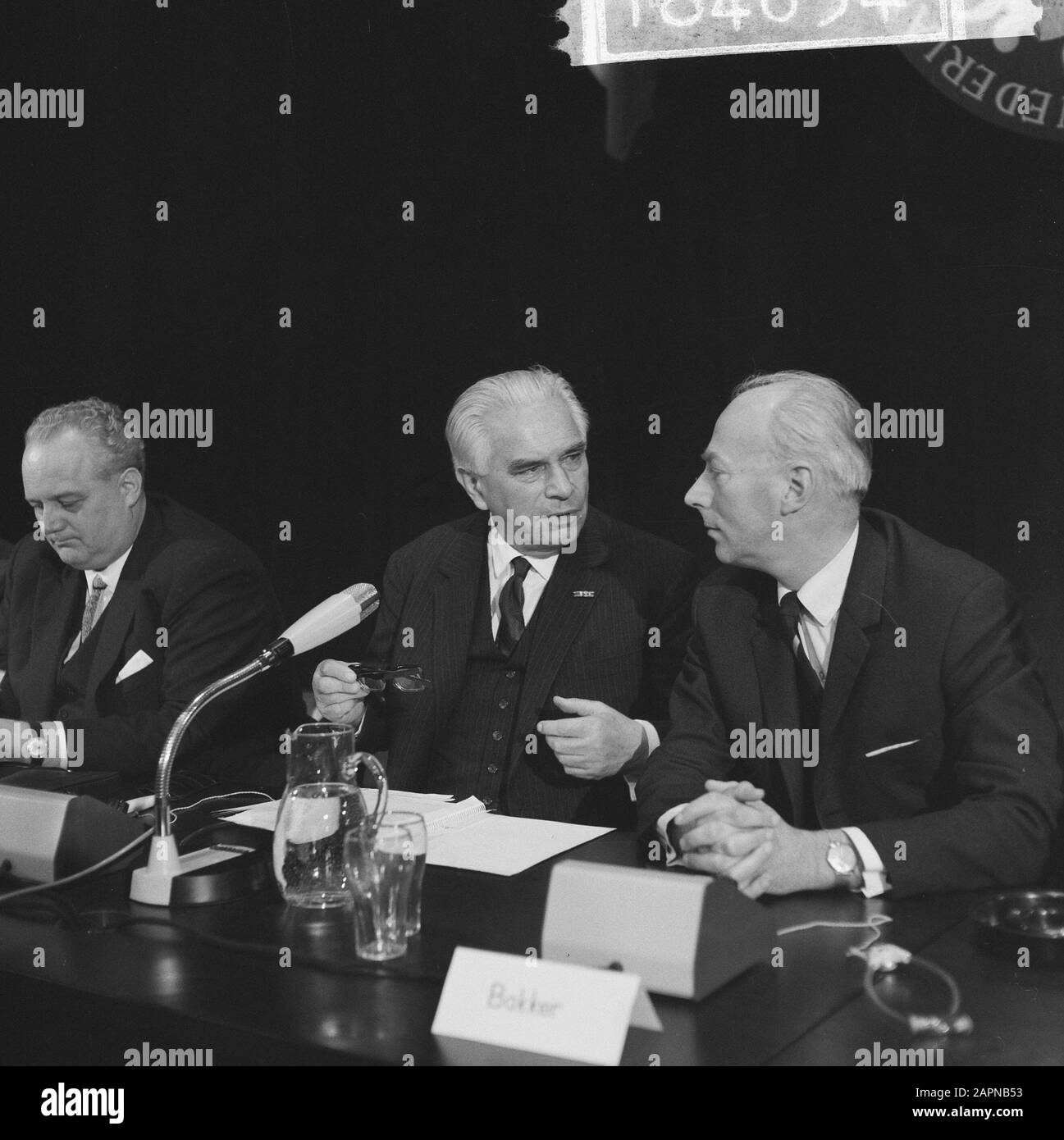 Extraordinary general meeting of the Dutch-German Chamber of Commerce on the occasion of the sixtieth anniversary German Minister of Economy and Technology Kurt Schmückler (l.) and Professor Gelissen Date: 18 November 1965 Keywords: international relations, anniversaries, meetings Personal name: Gelissen, Henri Caspar Joseph Hubert, Schmückler, Kurt Institutional name: Chamber of Commerce Stock Photo