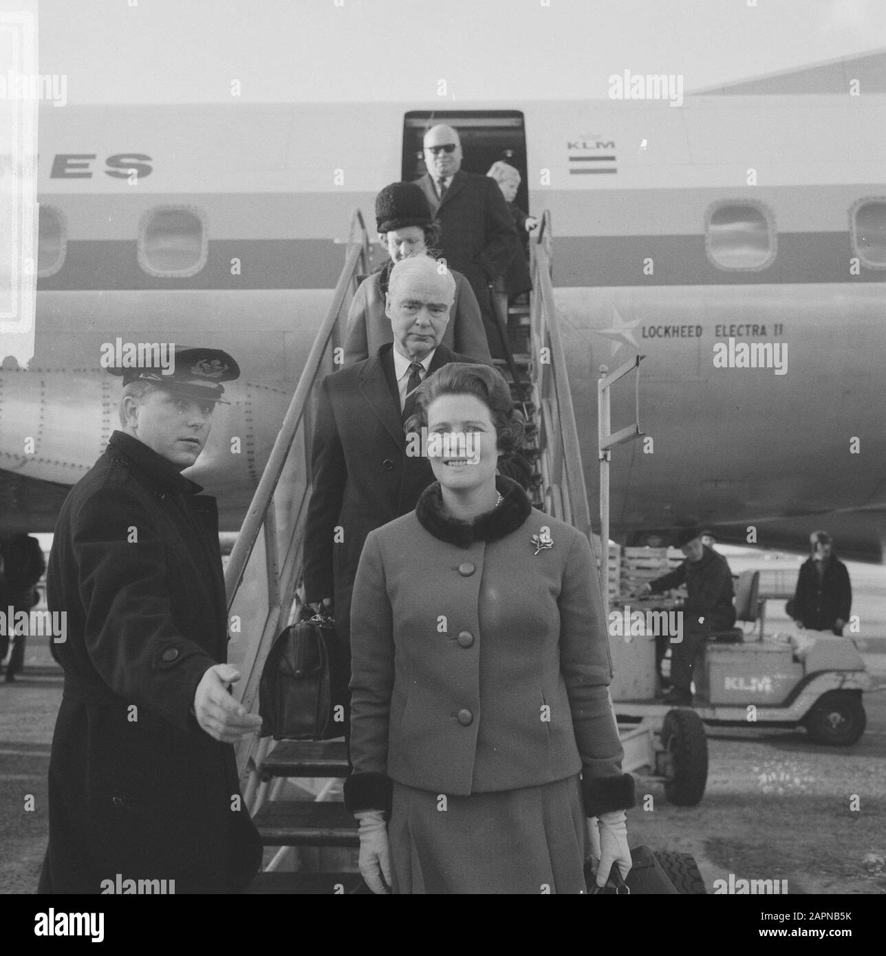 Arrival of Mrs. Mary Soames (daughter of Churchill) at Schiphol (on the occasion of the Grand Gala du Disque)  Mrs. Mary Soames posing at the bottom of the flight stairs Date: 29 October 1965 Location: Noord-Holland, Schiphol Keywords: arrival and departure, daughters, airplanes, women Personal name: Soames, Mary Stock Photo