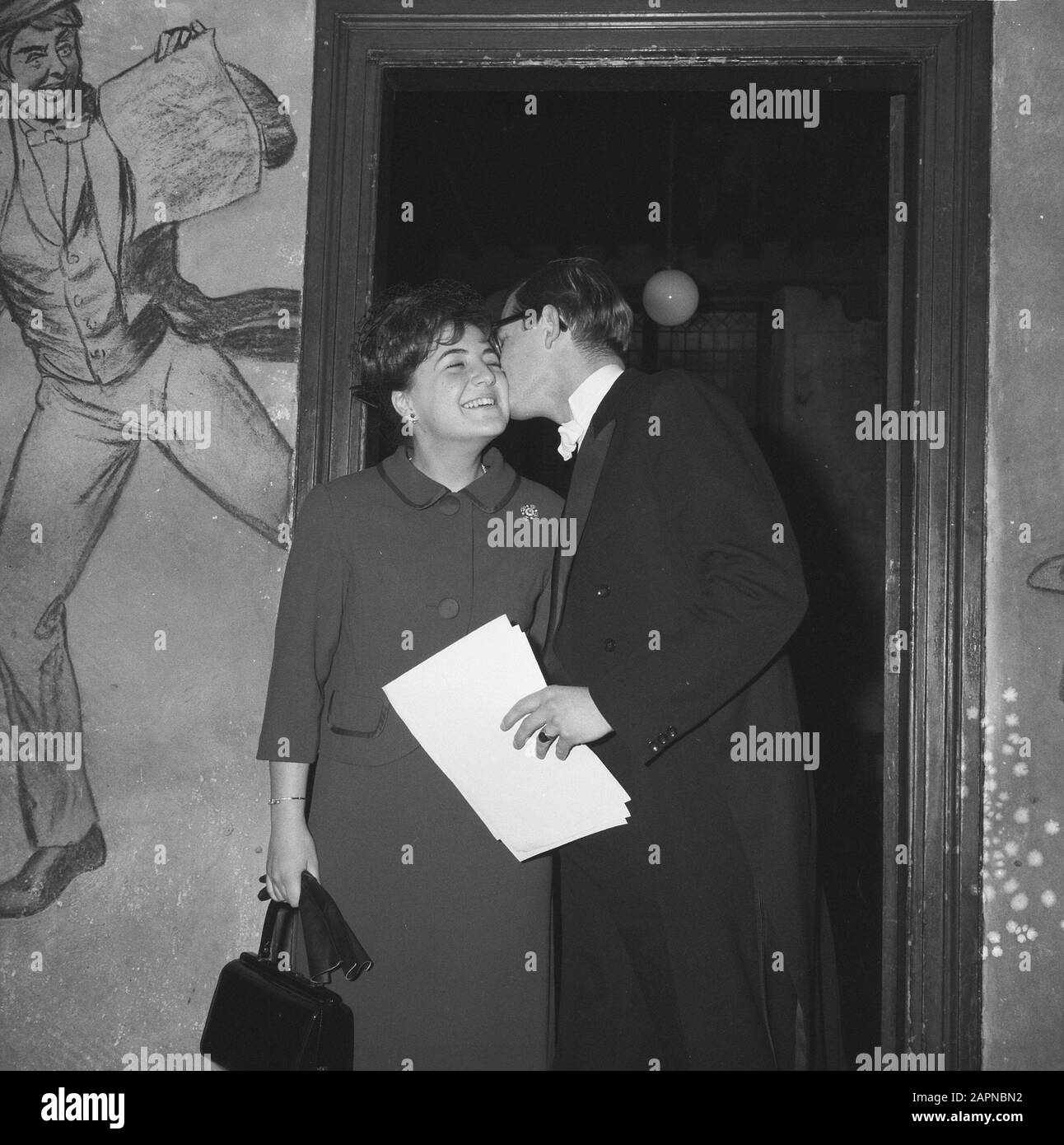 She kisses him hi-res stock photography and images - Page 2 - Alamy, image size:1292x1390