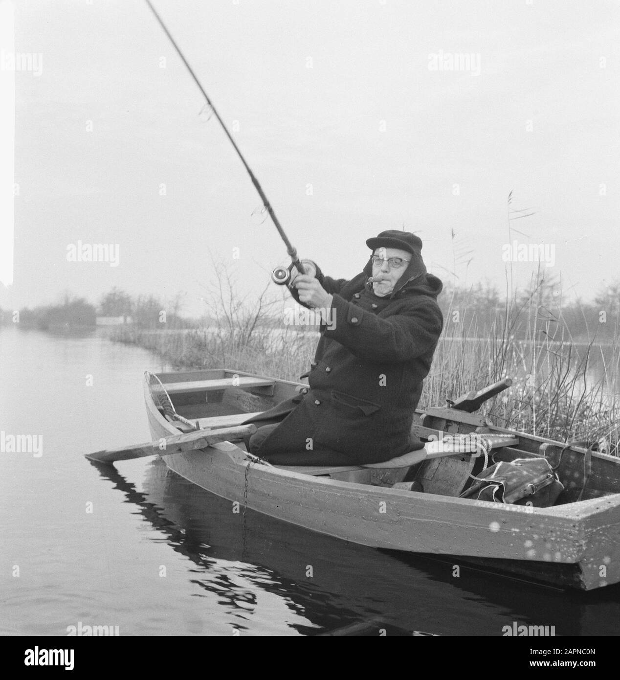 Association Club der Hundred (fish); Fishing man in a rowing boat
