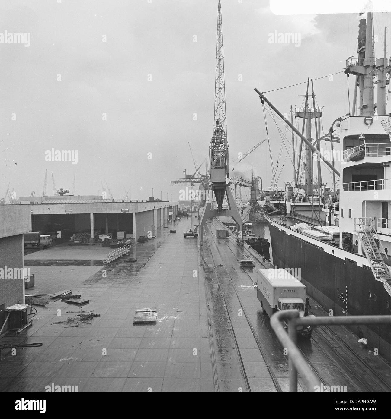 Container ship activity Black and White Stock Photos & Images - Alamy