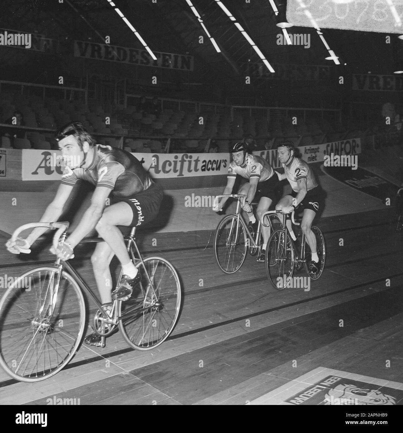 Six day cycling in RAI Amsterdam. Leading duo Bugdahl-Kemper (right) Date: 15 December 1969 Location: Amsterdam, Noord-Holland Keywords: CYCLEN Personal name: Bugdahl, Kemper Institution name: RAI Stock Photo