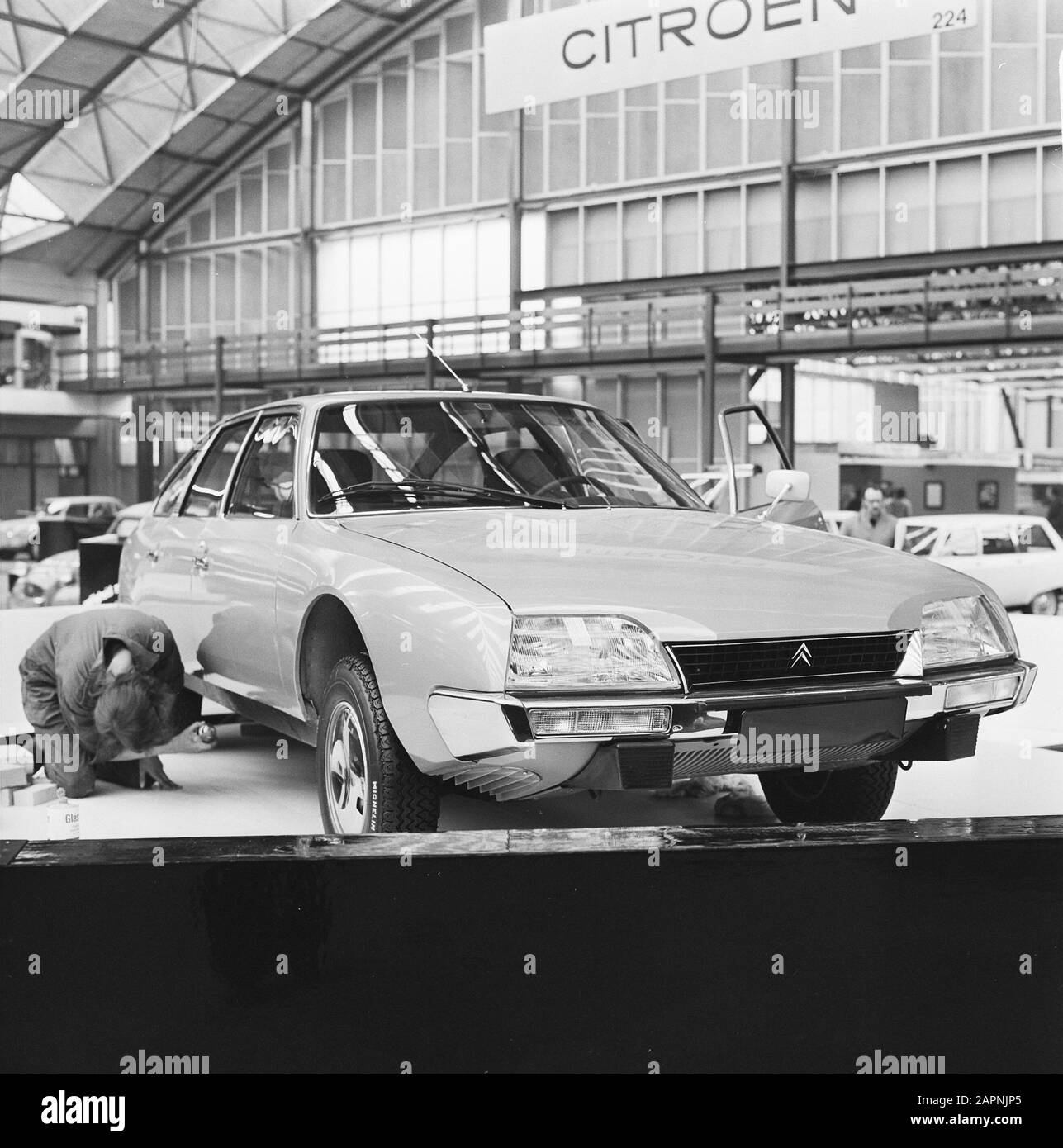 Preparation RAI-persons75 in Amsterdam, overview with the car of the year the Citroen CX Date: 11 February 1975 Location: Amsterdam, Noord-Holland Keywords: Cars, exhibitions Institution name: RAI Stock Photo