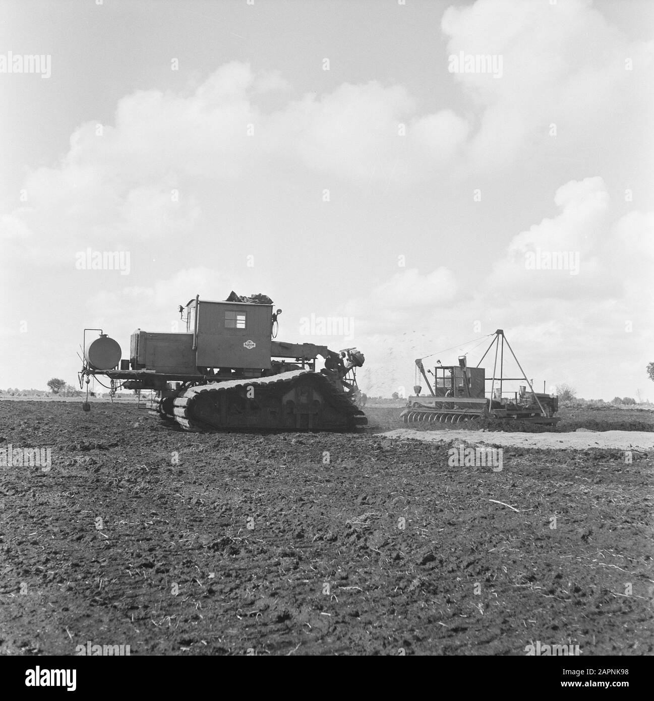 mining, tillage, leveling, shaving, parcelling machines, ground auger Date: september 1957 Location: Overijssel, Vriezenveen Keywords: sacks, leveling machines, leveling, tillage, soil auger, mining, land consolidation Stock Photo