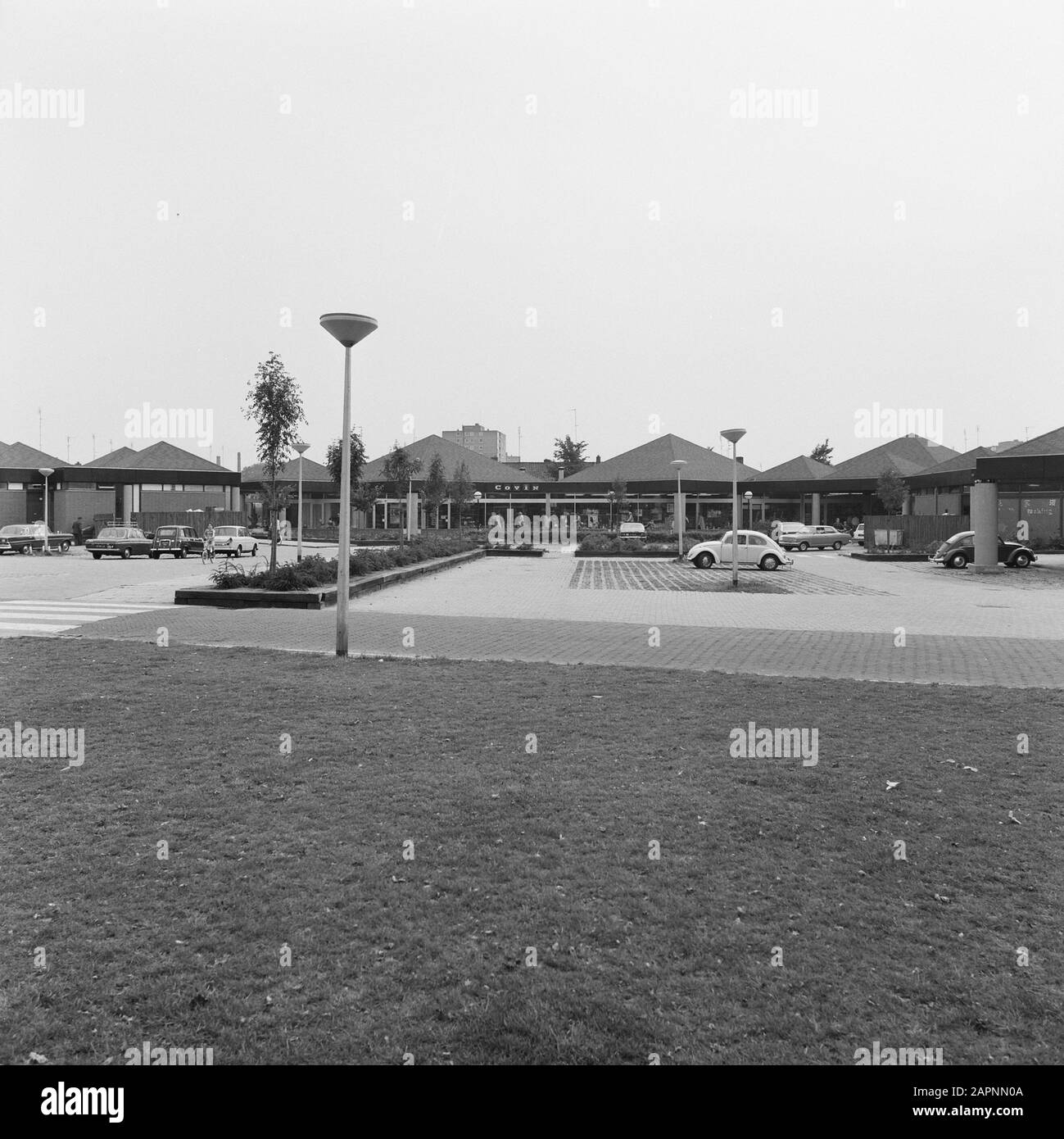 homes, parking lots, cars Date 1973 Location Enschede Keywords cars