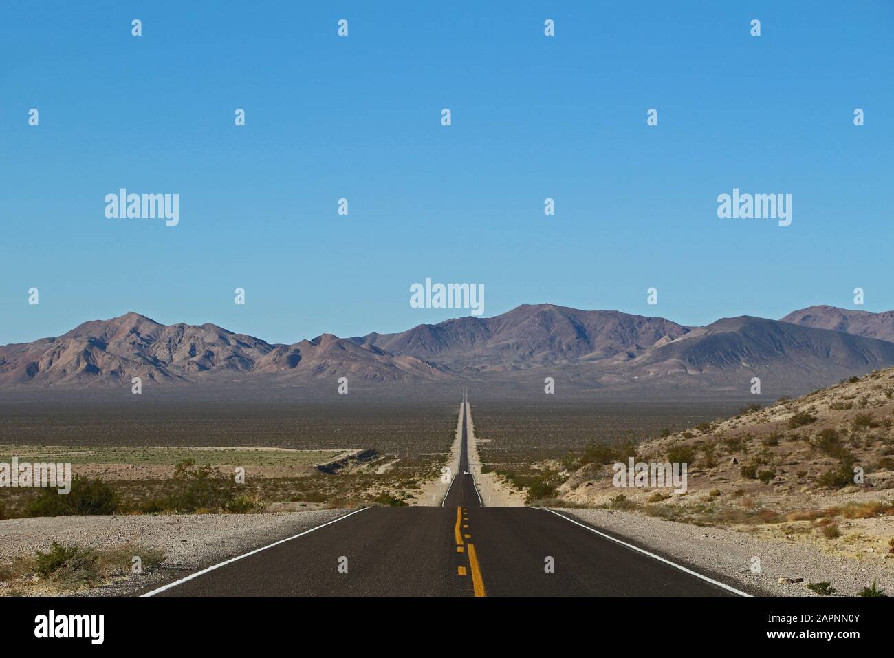Lonely road in death hi-res stock photography and images - Alamy
