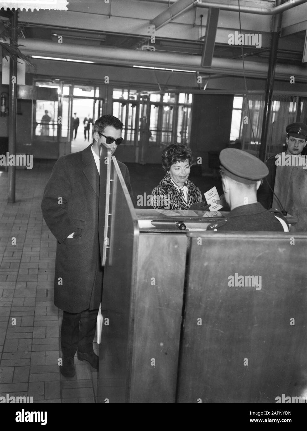 Song Contest 1958  Lys Assia (Switzerland) at the parpoort control at Schiphol Date: 11 March 1958 Location: Noord-Holland, Schiphol Keywords: arrivals, artists, music, song festivals, airports Personal name: Assia, Lys Stock Photo