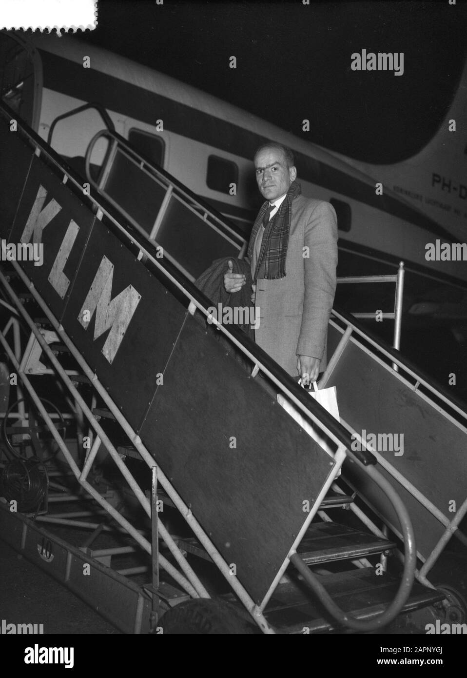 Departure Ir. F. G. van der Hoeven to America Date: November 15, 1958 Location: Noord-Holland, Schiphol Keywords: DEPARTMENT Personal name: Ir. F. G. Van Der Hoeven Institution name: KLM  : Bilsen, Joop van/Anefo Stock Photo