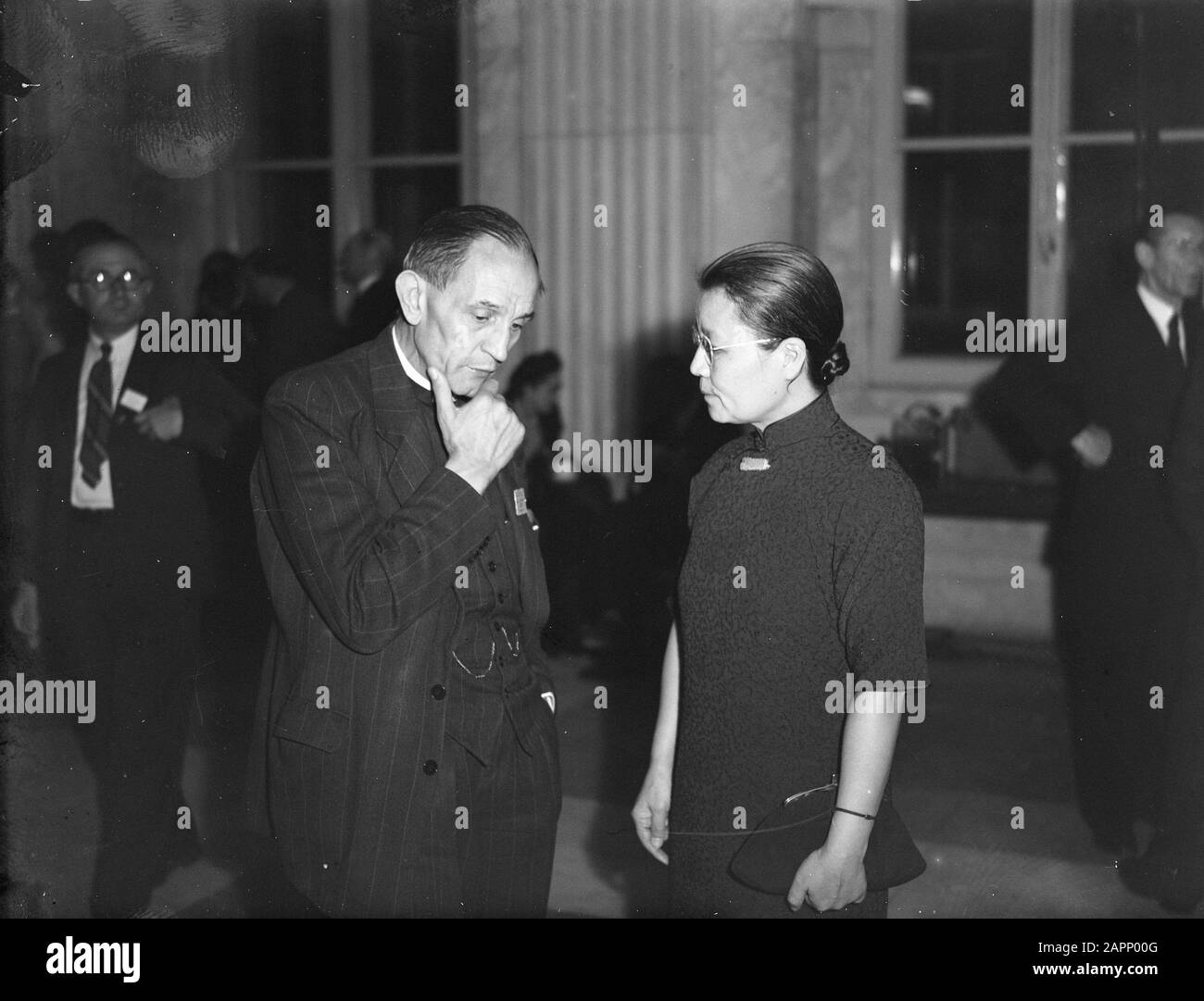 World Council of Church Congress. Reverend Niemoller in conversation with Chinese lady Date: August 27, 1948 Keywords: conversations Stock Photo