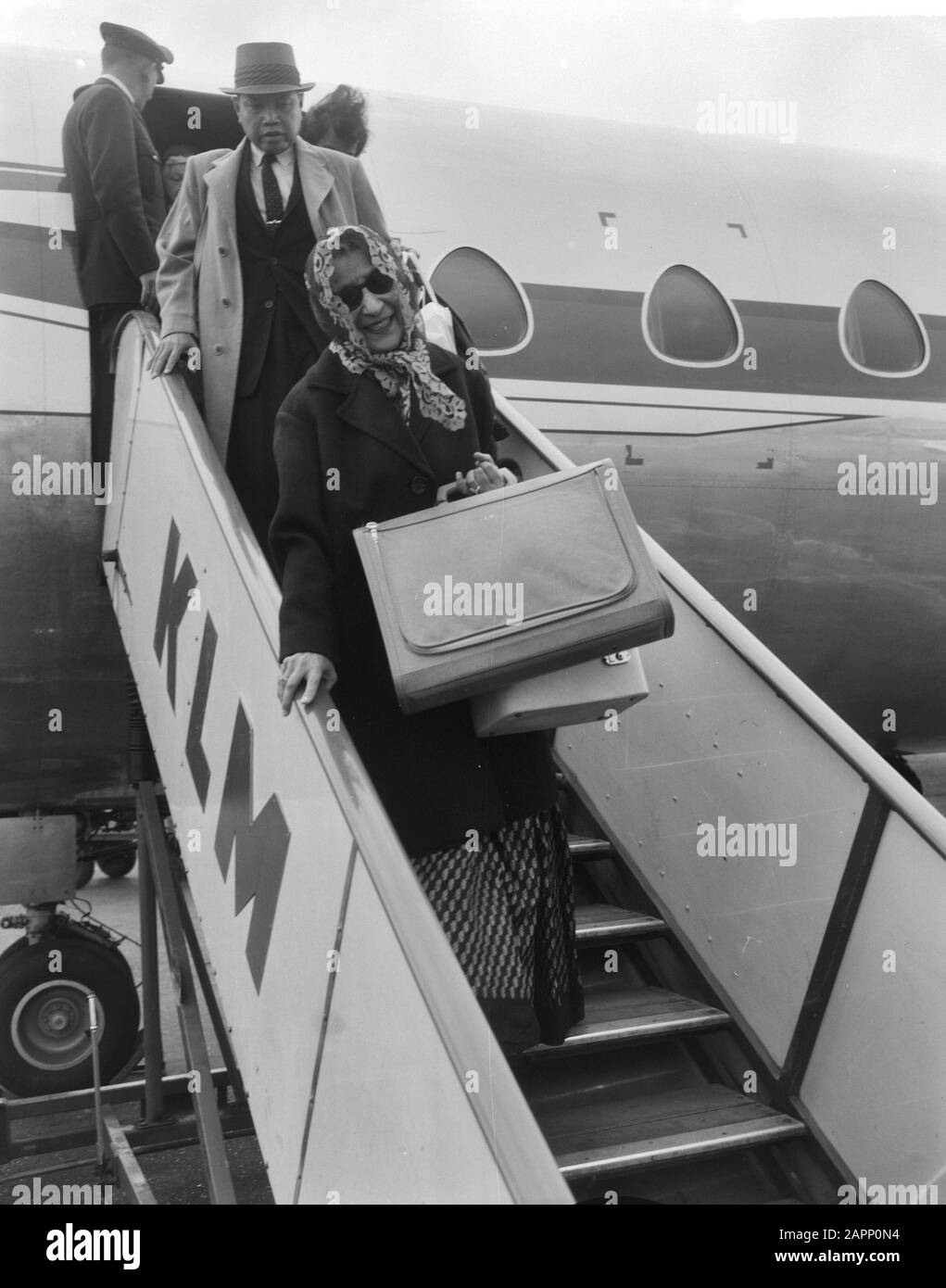 Indian princess Raj Kumari Alit Kaur at Schiphol Date: 24 June 1963 Location: Noord-Holland, Schiphol Stock Photo