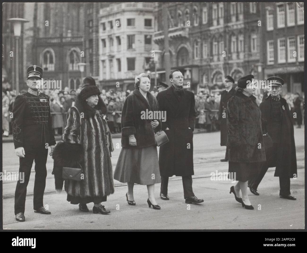Transferring the Hungarian flag to the Royal Palace in Amsterdam with the royal family. Princess Wilhelmina, Princess Beatrix, Prince Bernhard, Queen Juliana, General b.d. Henri Koot (commander of the former Interior Forces) Date: 22 December 1956 Location: Amsterdam, Noord-Holland Keywords: royal house, monuments, ceremonies, flags Personal name: Beatrix (Crown Princess Netherlands), Bernhard (prince Nederland), Juliana (queen Netherlands), Koot, H., Wilhelmina (princess Netherlands) Stock Photo