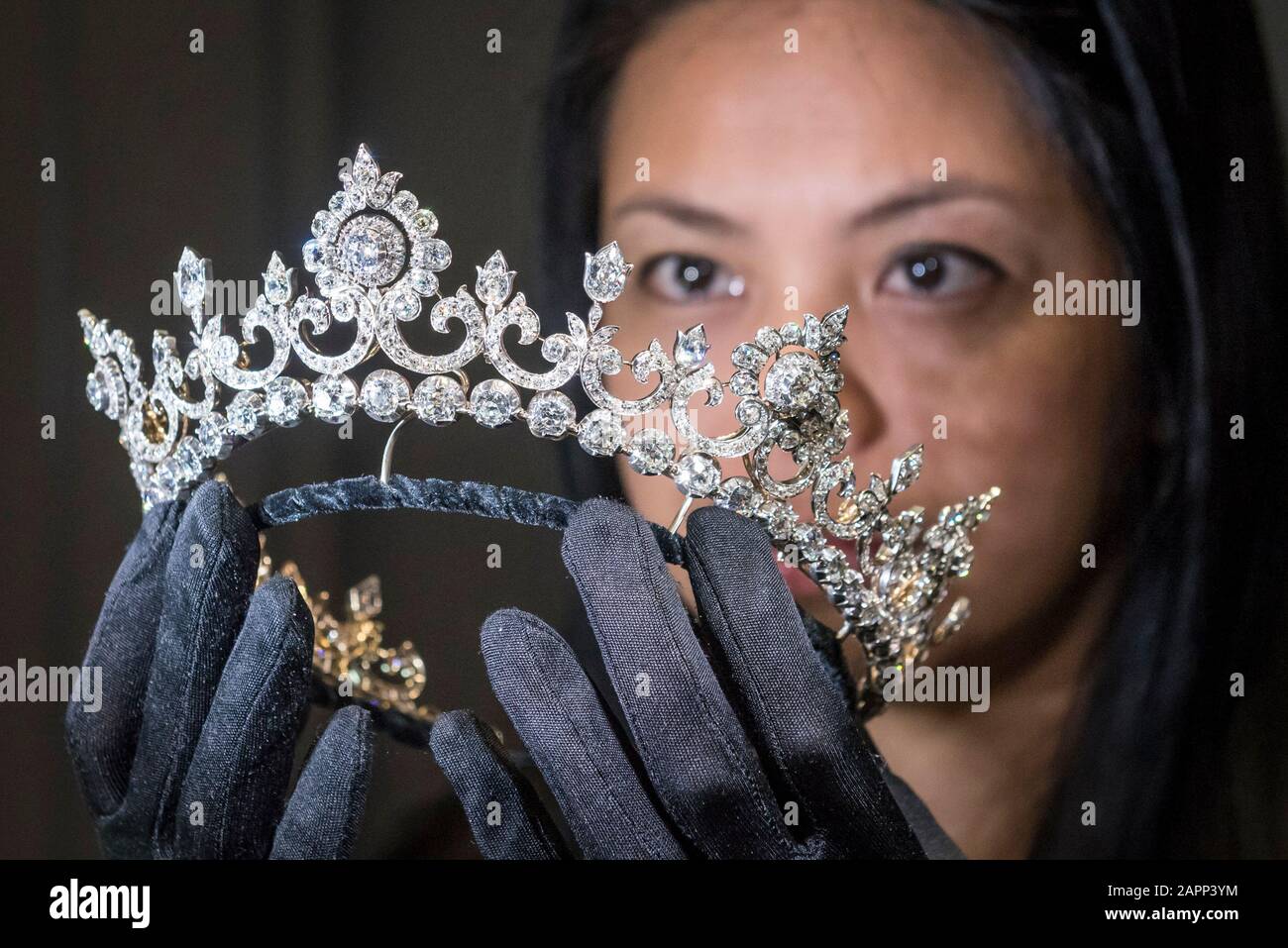 tonehøjde bestemt beundring London, UK. 24 January 2020. A staff member presents a stunning diamond  tiara from the exclusive collection of the controversial 'Dancing  Marquess', the 5th Marquess of Anglesey, Henry Cyril Paget who died