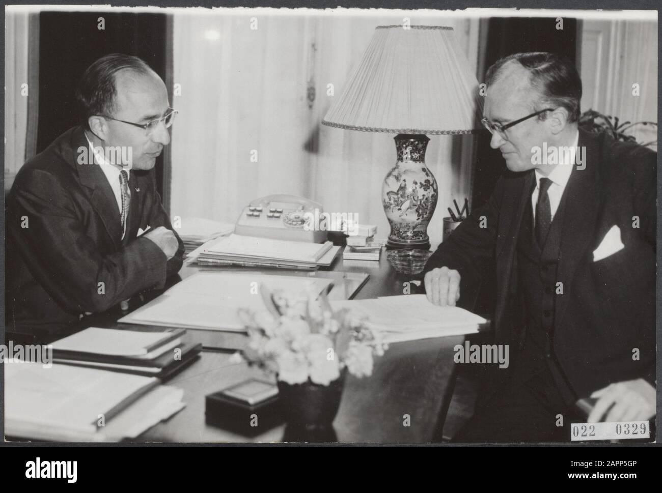 Cabinet Formateur mr. Cals receives the resignation minister of finance professor H.J. Witteveen for a lengthy discussion on Plein 1813 Date: 17 March 1965 Location: The Hague, Zuid- Holland Keywords: kabinetsformateurs, ministers, politics Stock Photo