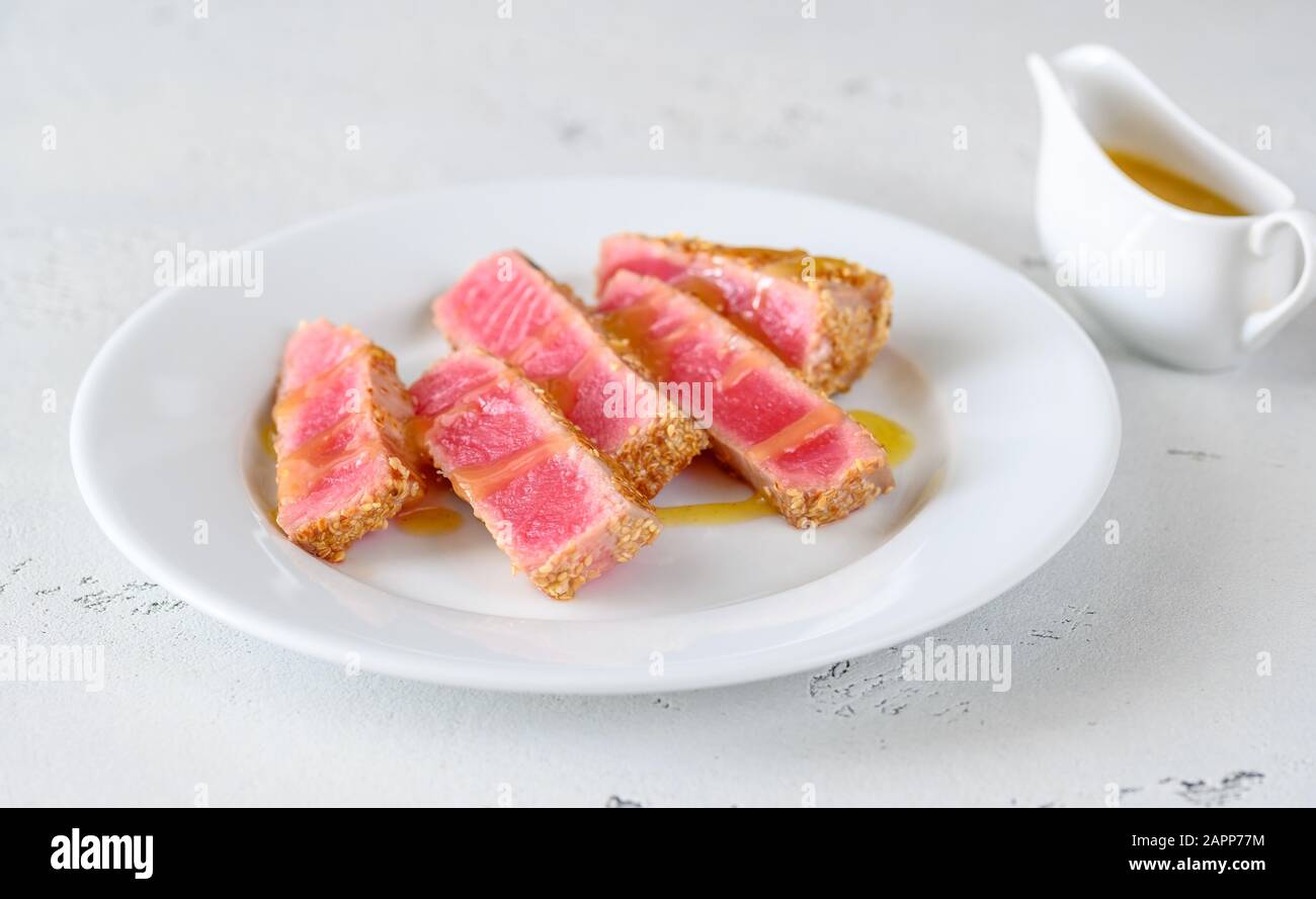Sliced tuna steak with sesame seeds Stock Photo Alamy