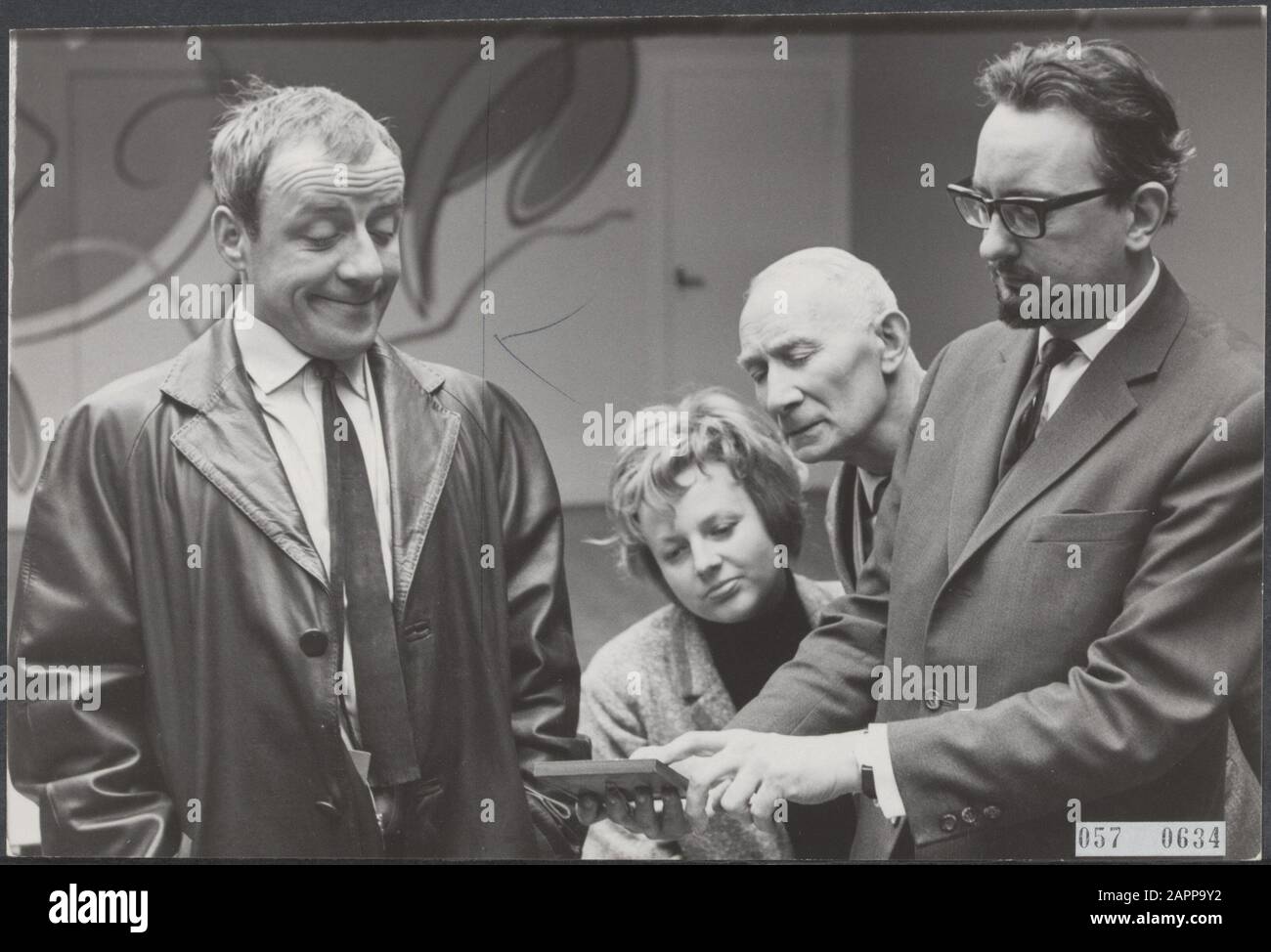 Rehearsal of the show programme Boulevardvan Johnny Kraaijkamp broadcast by the KRO from Treslong. Vlnr. Johnny Kraaykamp, Marianne Berk, Deef Goubitz and Gerard Heystee Annotation: See 914-8103 Date: 11 February 1963 Location: Hillegom Keywords: entertainment programs, artists, television programs Personal name: Berk, Marjan, Goubitz, Deef, Heystee, Gerard, Kraaijkamp, Johnny (sr.) Institution name: KRO, Treslong Stock Photo