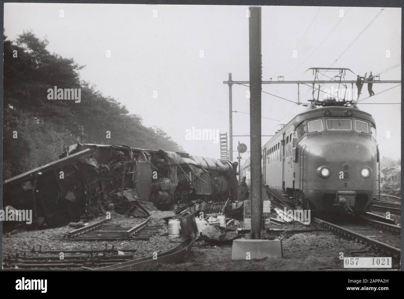 Train accident at Woensel. A day later. The first test train runs over the cleared railway section, along the still on the side destroyed railway wagons Date: 13 August 1957 Location: Eindhoven, Noord-Brabant, Woensel Keywords: accidents, railways, trains Stock Photo