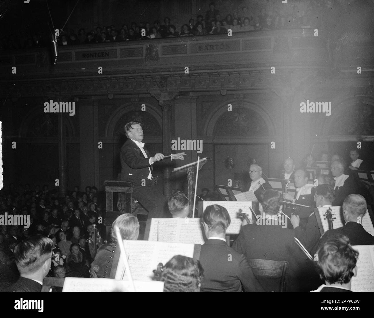 Heige of choir leader Hubert Cuypers in the Concertgebouw for his 75th birthday. Implementation of his own Christmas Oratorium Date: 22 December 1948 Location: Amsterdam Keywords: conductors, honours Personal name: Cuypers, Hubert Stock Photo