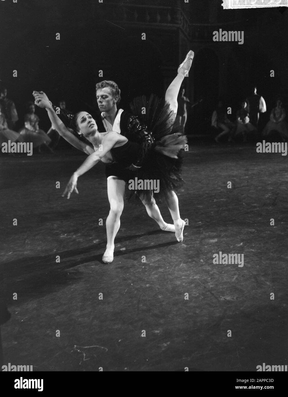 Premiere of Het Swan Lake by National Ballet in Apeldoorn, the Prince Simon  Andre and black swan Kathleen Smith Date: March 9, 1965 Location:  Apeldoorn, Gelderland Keywords: PREMIERESES, ballet Institution name:  National