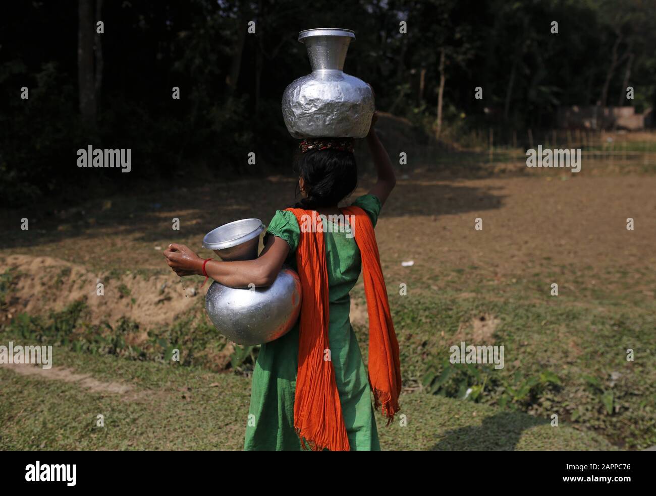 January 24, 2020, Sreemangal, Bangladesh: A girl carries fresh drinking water from a nearby tube well on the outskirts of Sreemangal, Moulvibazar district. (Credit Image: © MD Mehedi Hasan/ZUMA Wire) Stock Photo